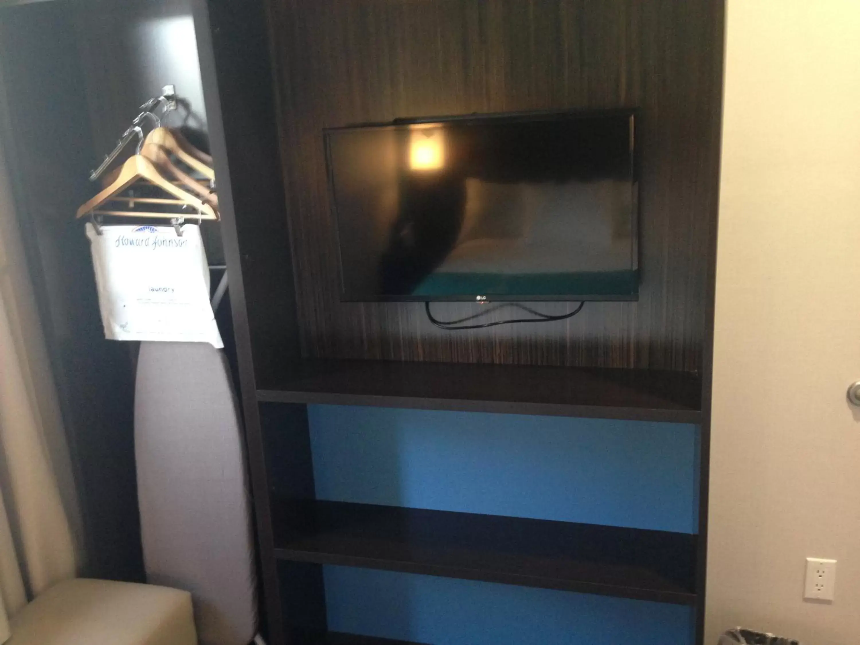 Bedroom, TV/Entertainment Center in Rockaway Hotel