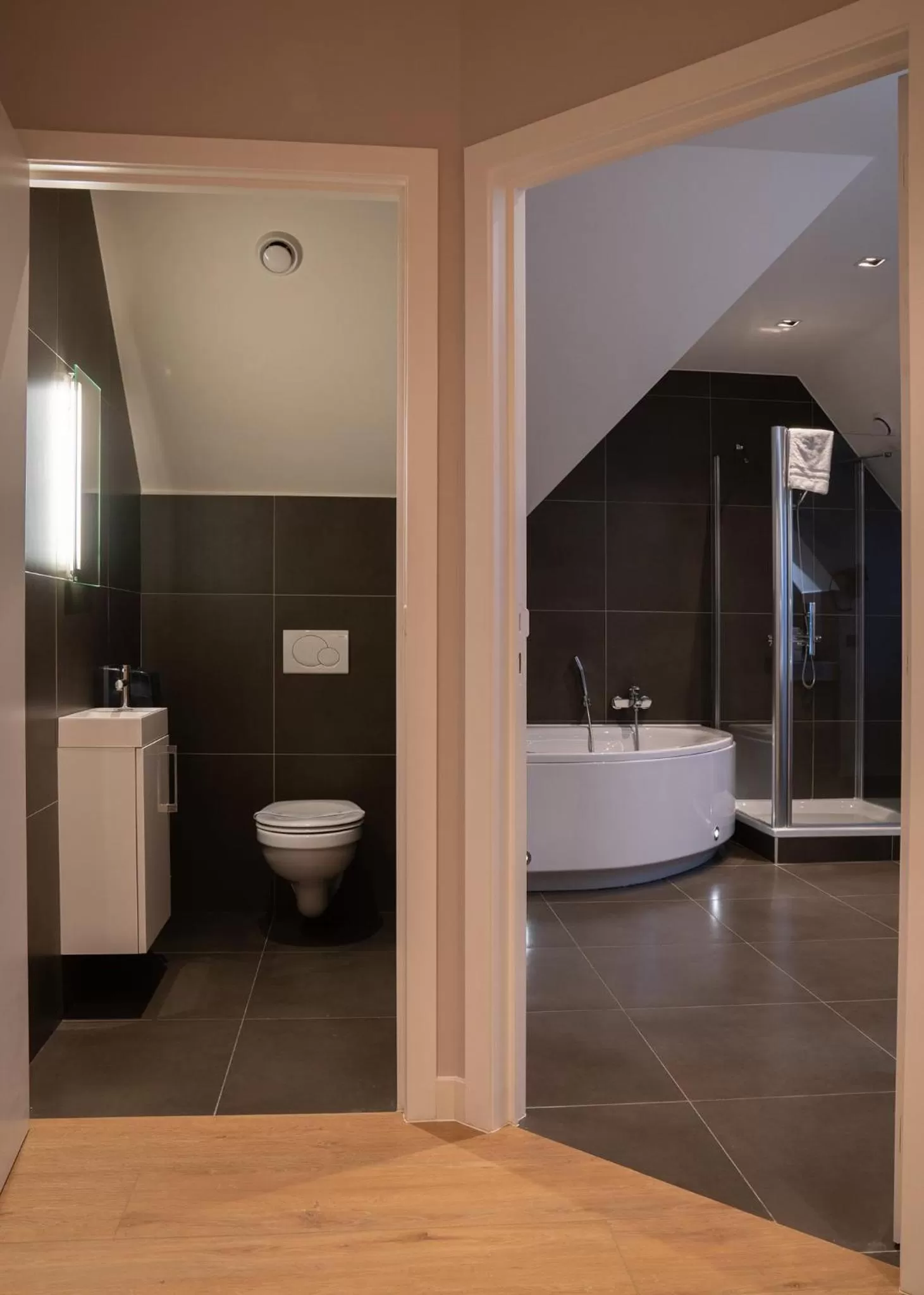 Shower in Hotel de Boskar Houthalen