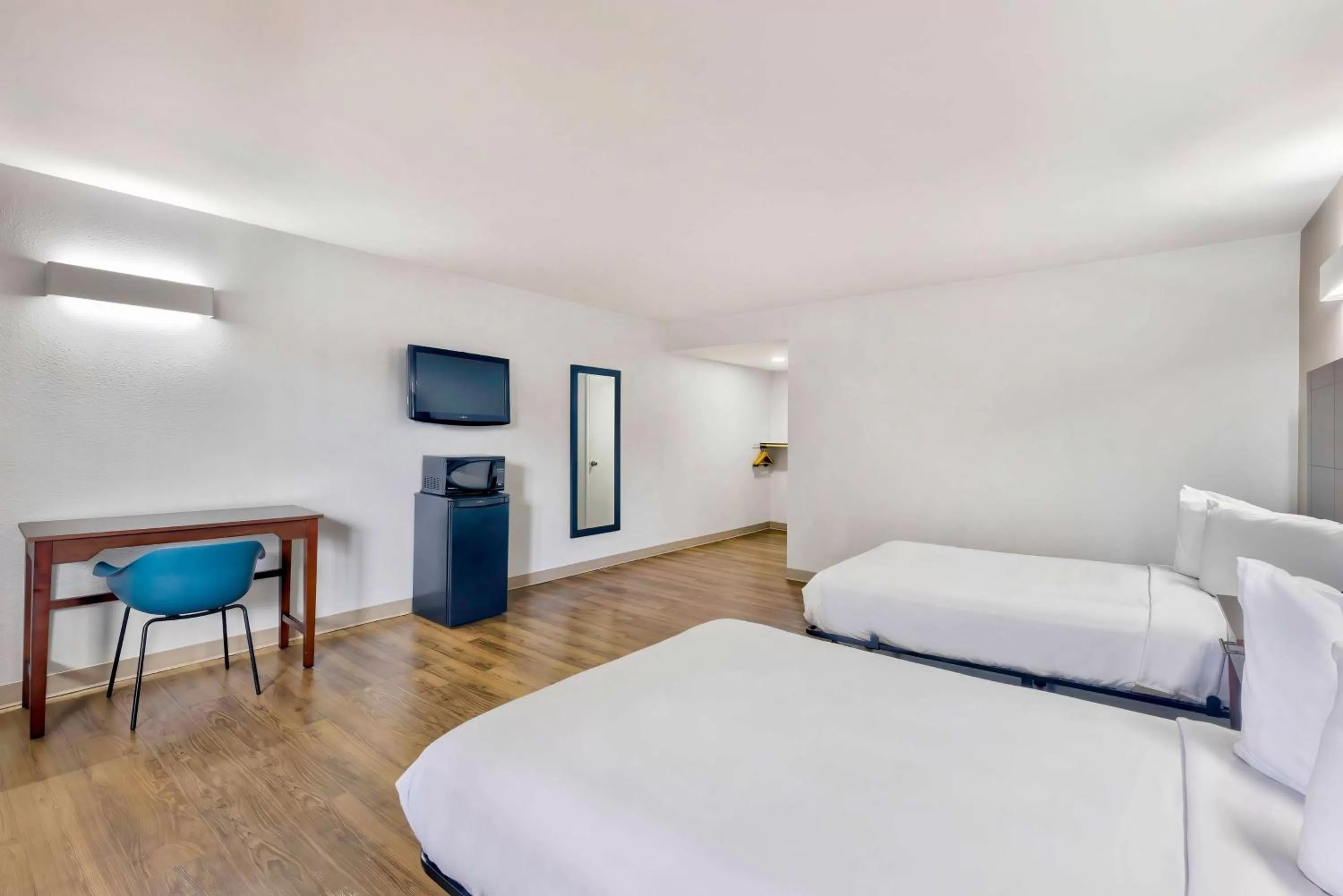 Bedroom, Bed in Motel 6-Falls Church, VA - Arlington Boulevard