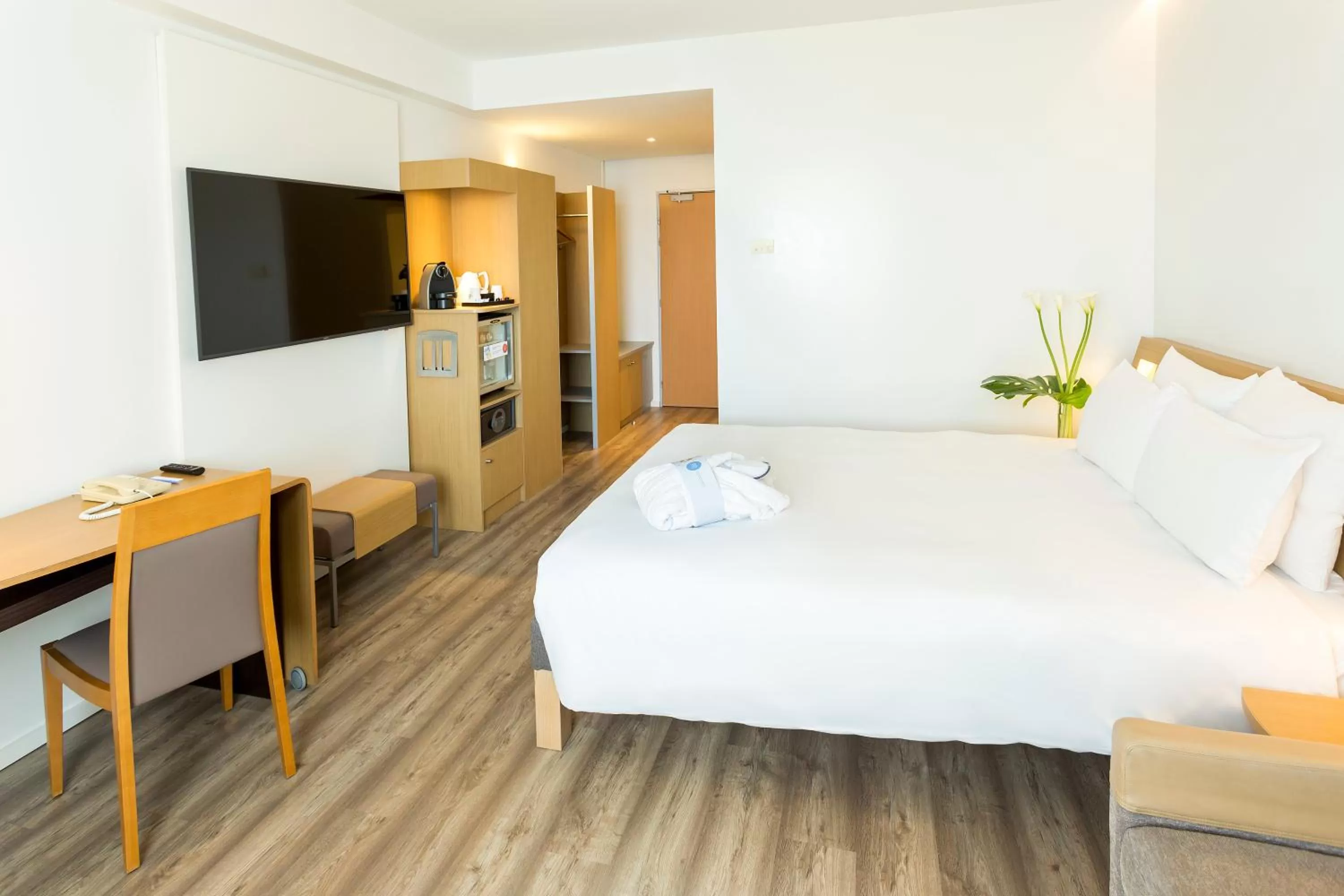 Bed in Novotel Sevilla