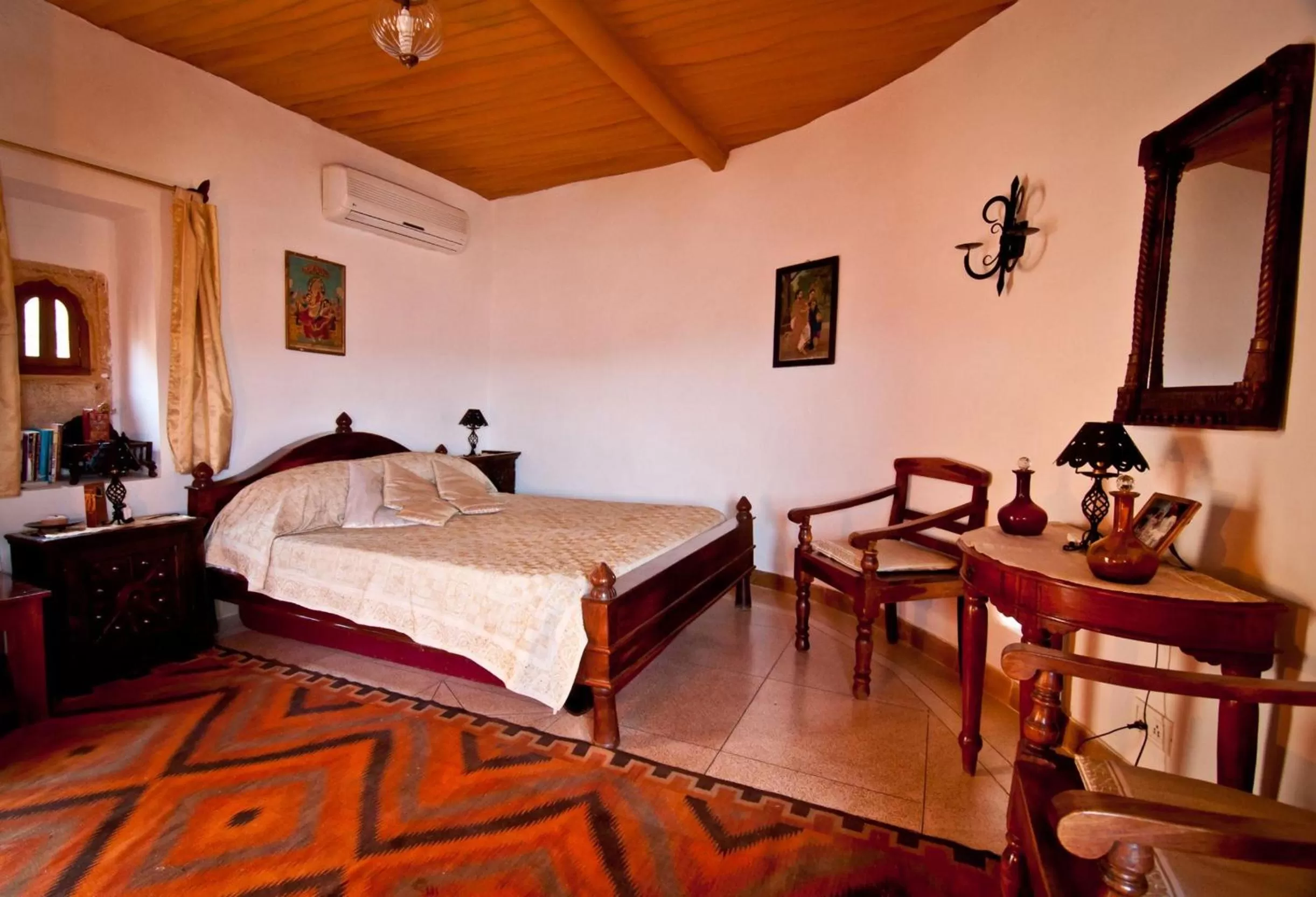 Photo of the whole room, Bed in Killa Bhawan