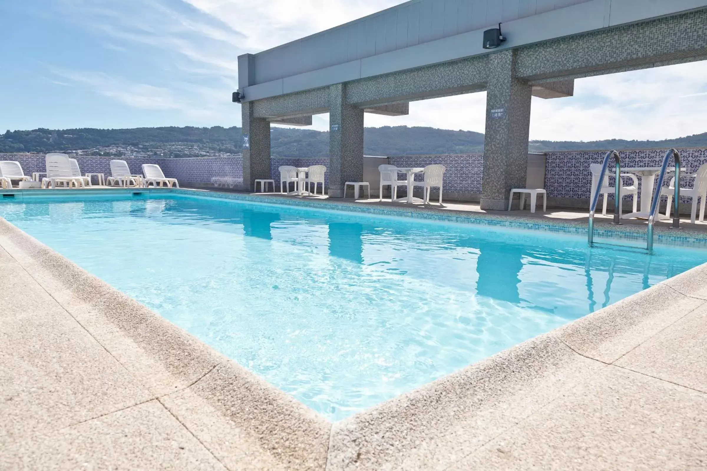 Swimming Pool in Hotel Mercure Braga Centro