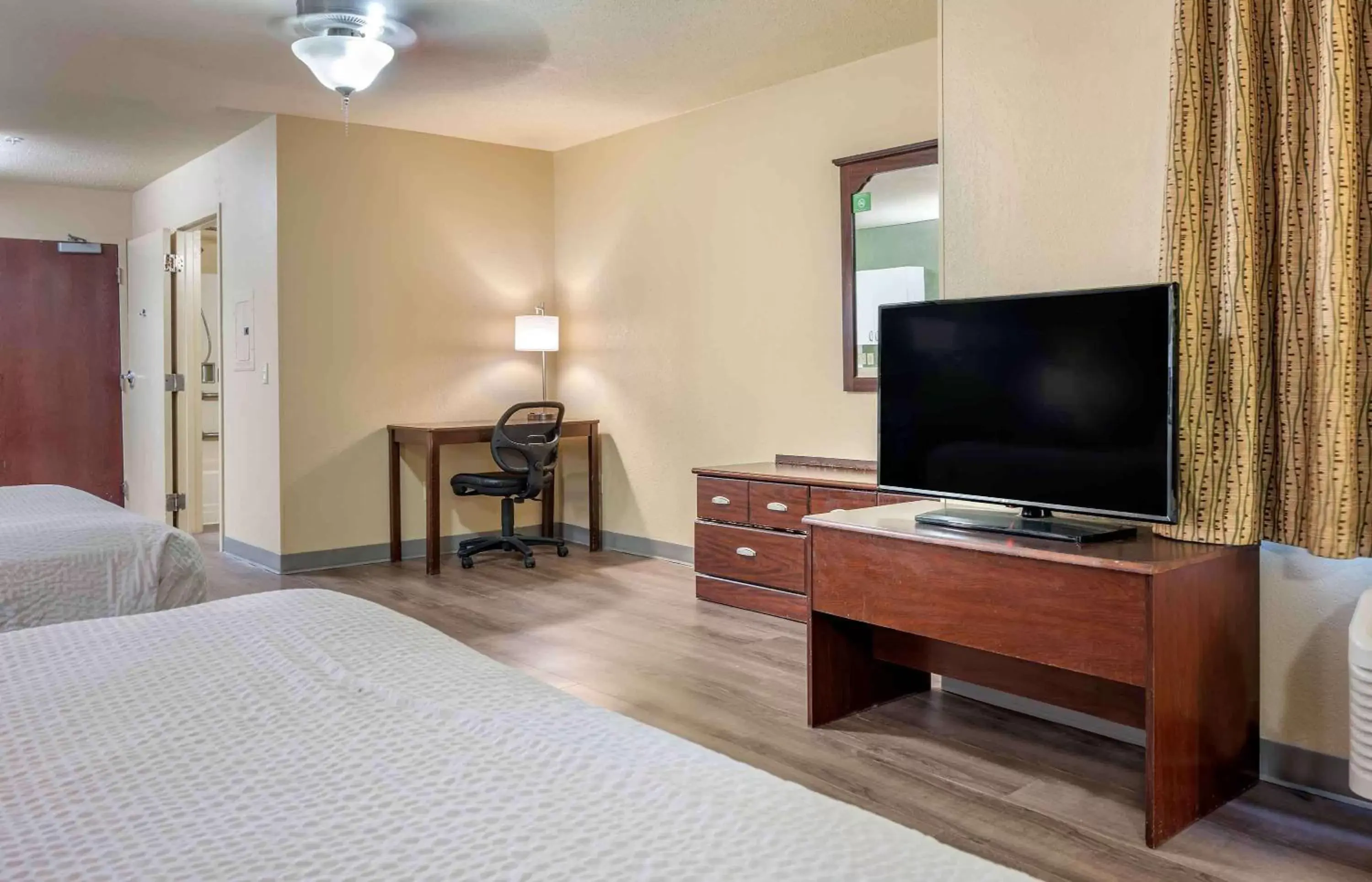 Bedroom, TV/Entertainment Center in Extended Stay America Suites - Minneapolis - Woodbury
