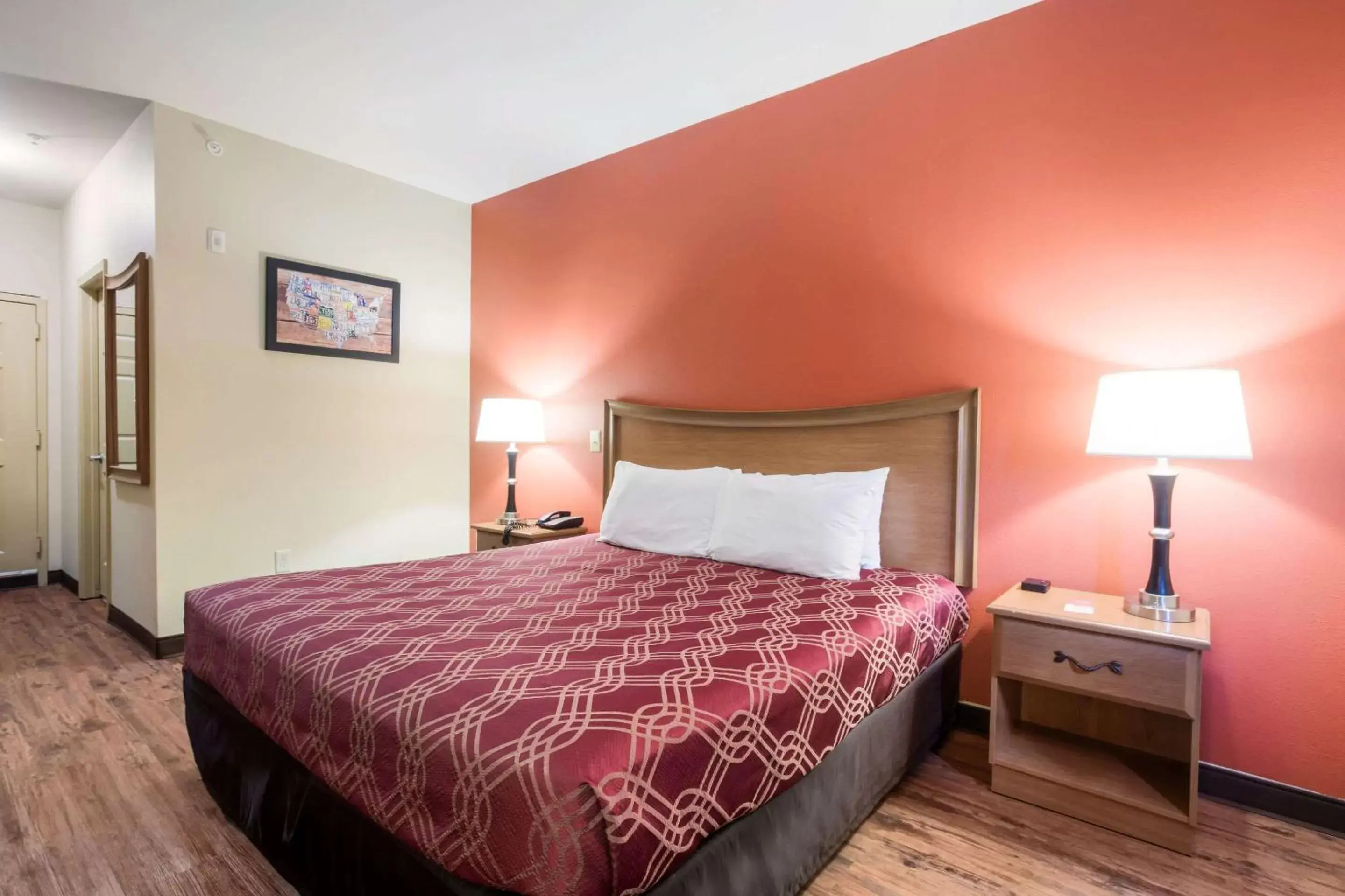 Photo of the whole room, Bed in Econo Lodge Inn & Suites Rockmart