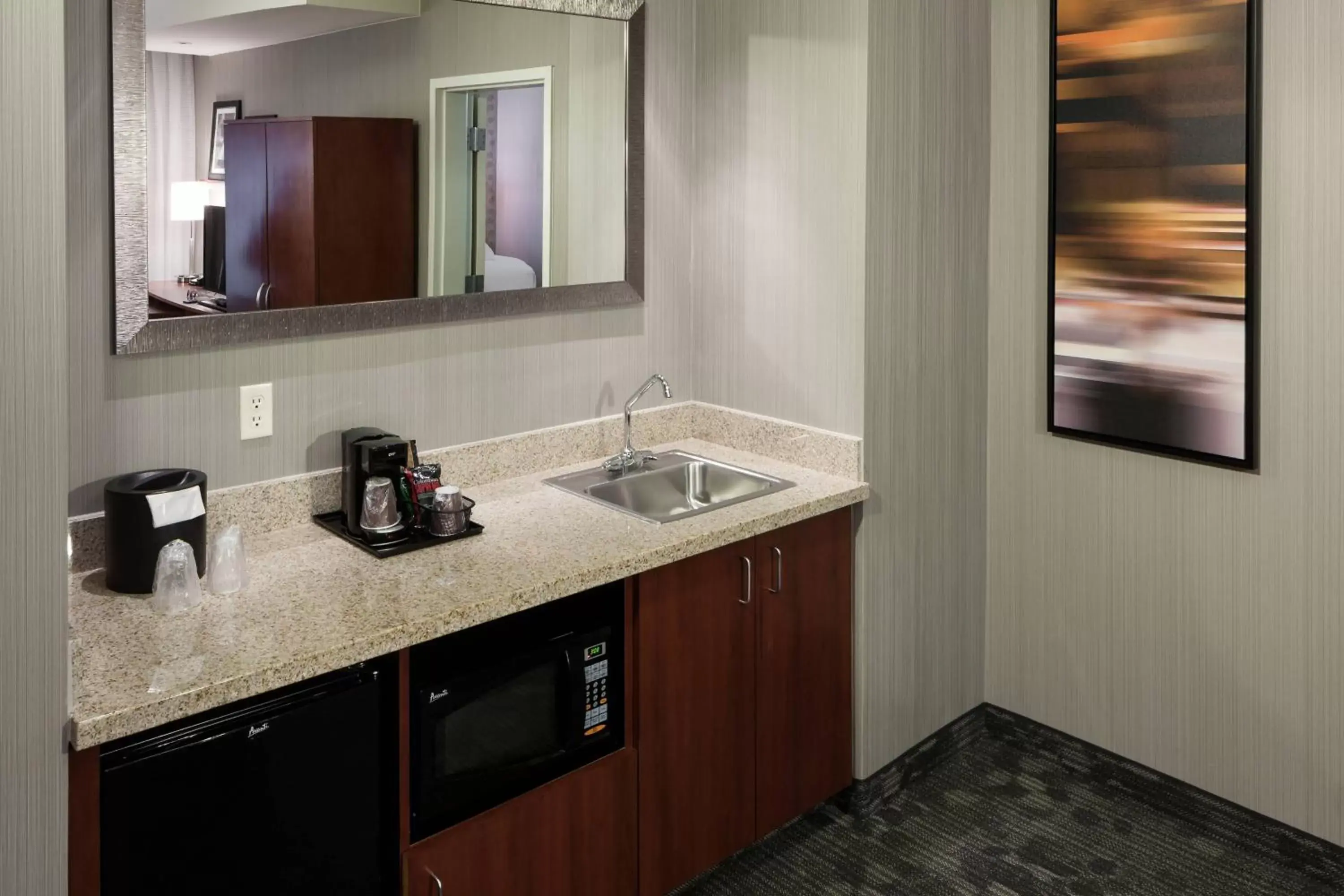 Photo of the whole room, Kitchen/Kitchenette in Courtyard by Marriott Santa Clarita Valencia