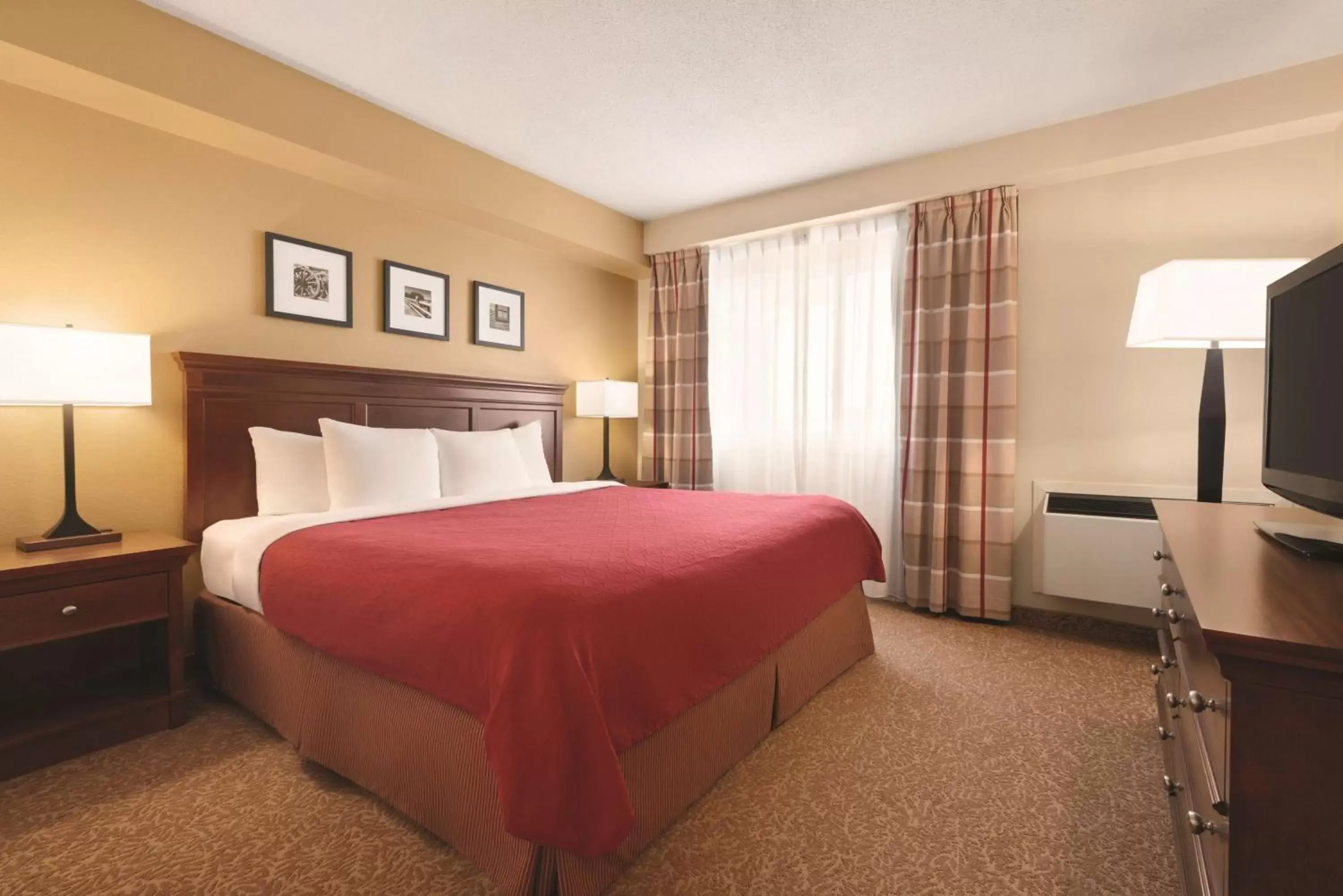 Photo of the whole room, Bed in Country Inn & Suites by Radisson, Saskatoon, SK