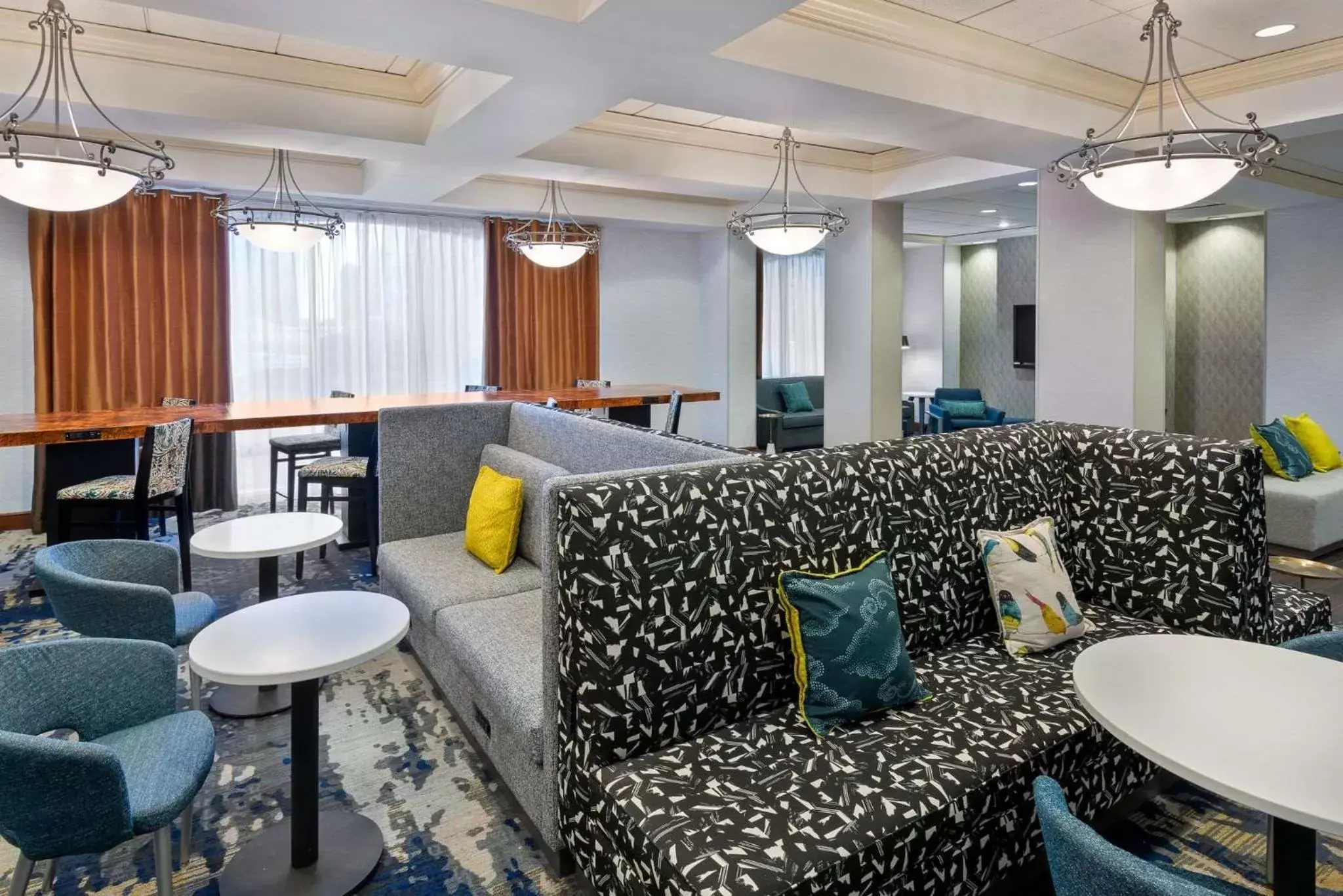 Lobby or reception, Lounge/Bar in Hampton Inn & Suites Country Club Plaza