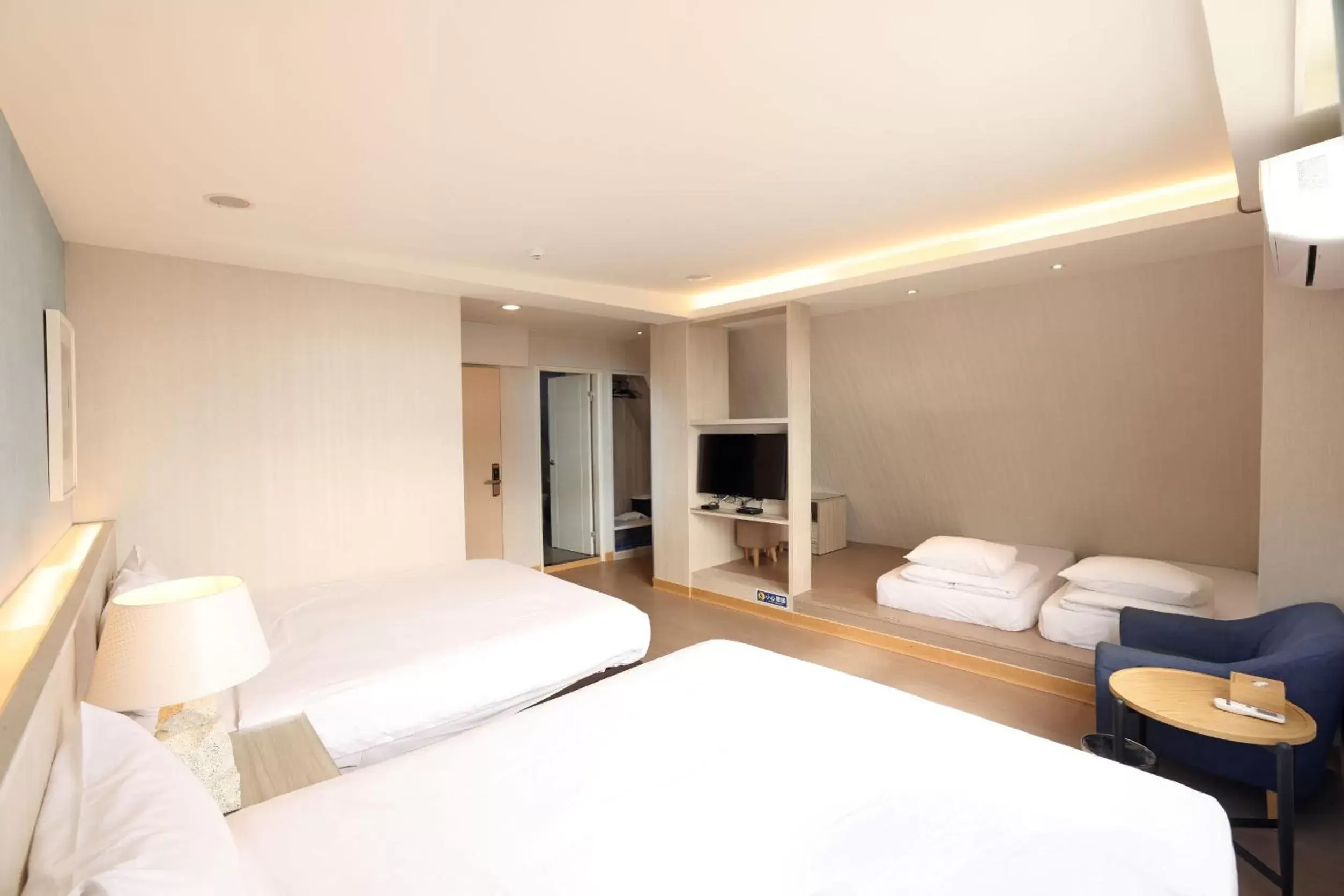 Breakfast, Bed in TC Hotel - Hualien Zhongxiao