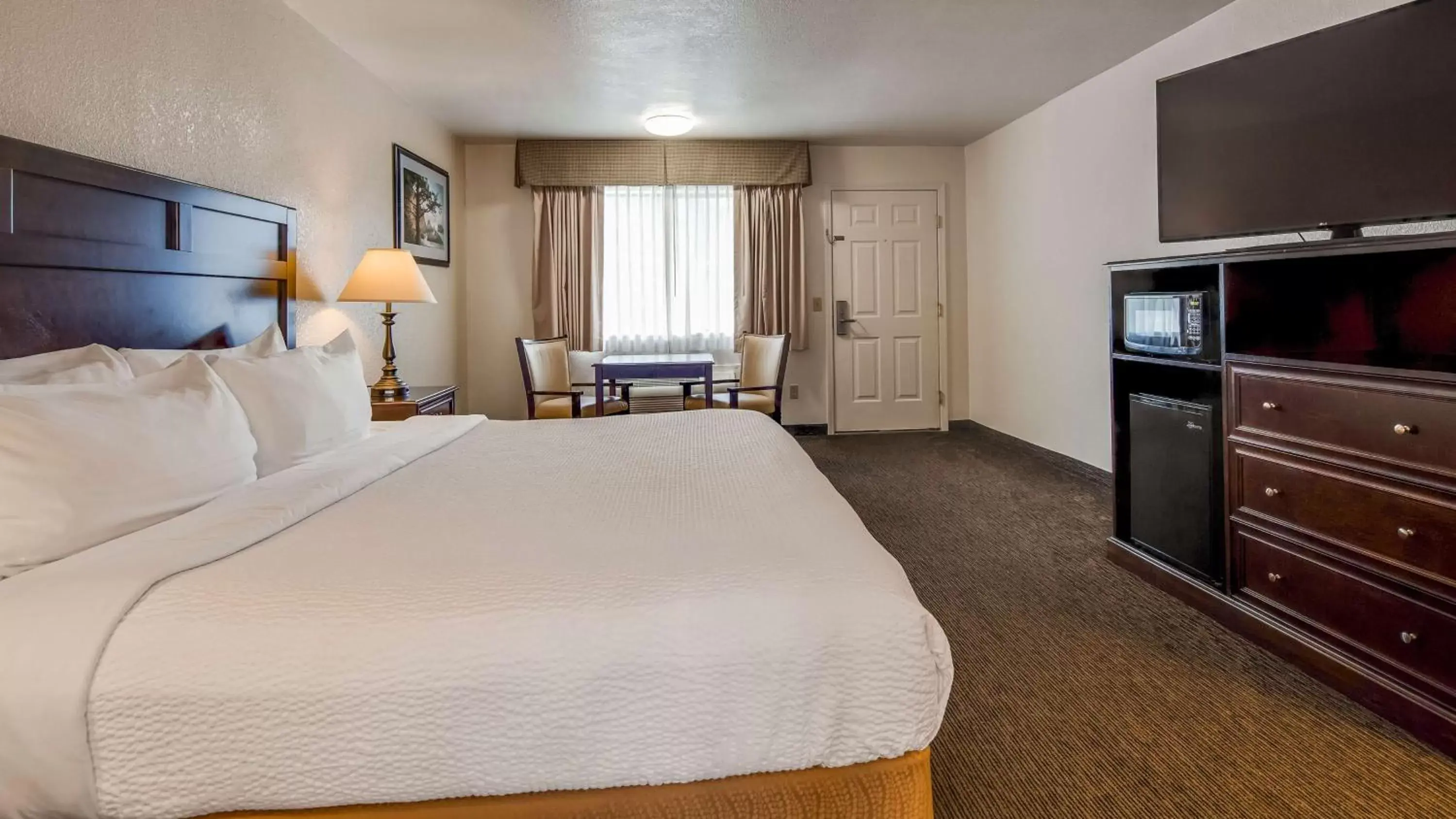 Photo of the whole room, TV/Entertainment Center in Best Western Arcata Inn