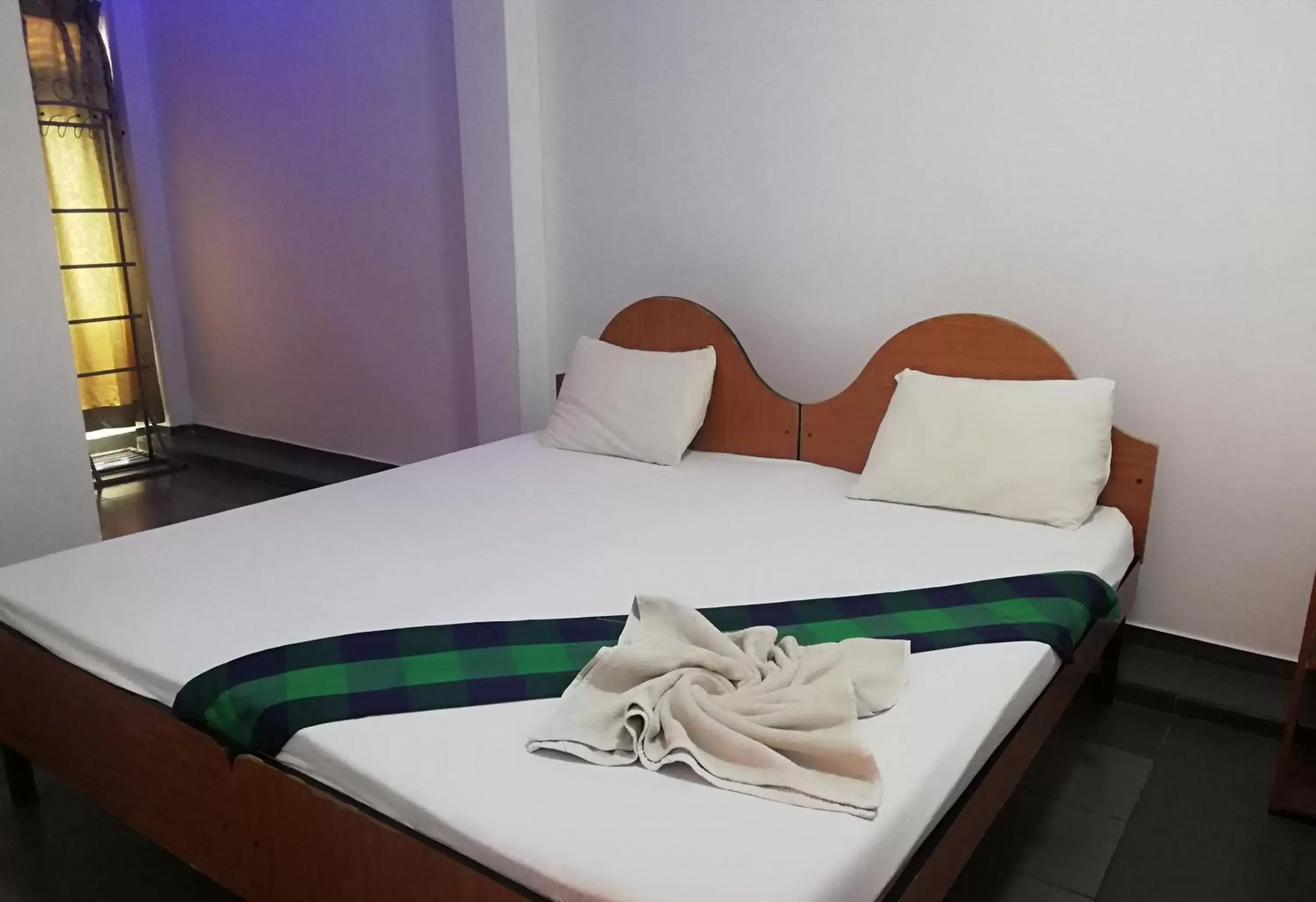 Budget Double Room in Sunshine Hotel Budget Double Room in Sunshine Hotel