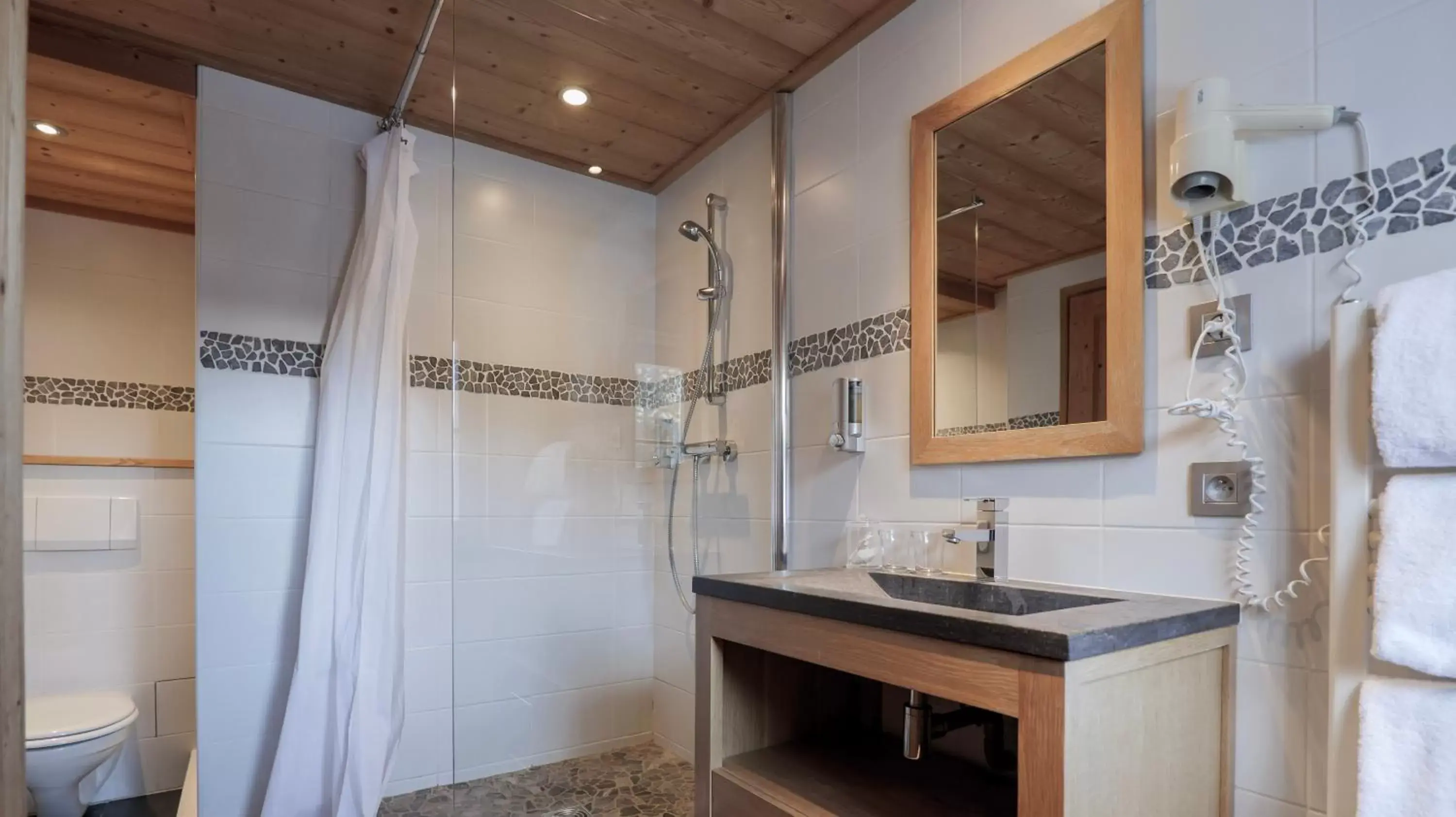 Shower, Bathroom in Hôtel Le Labrador