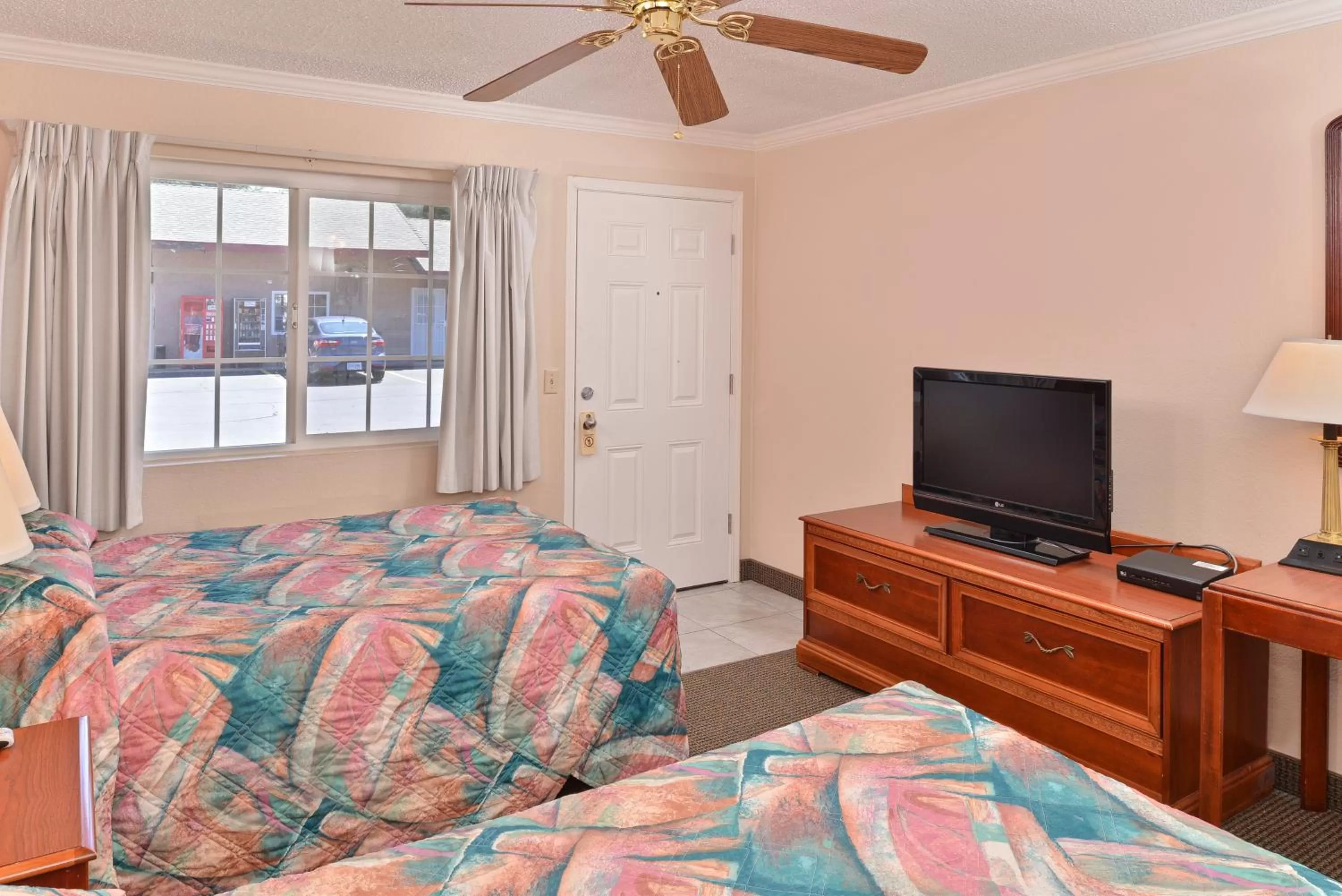 Bedroom, Bed in Golden Eagle Motel