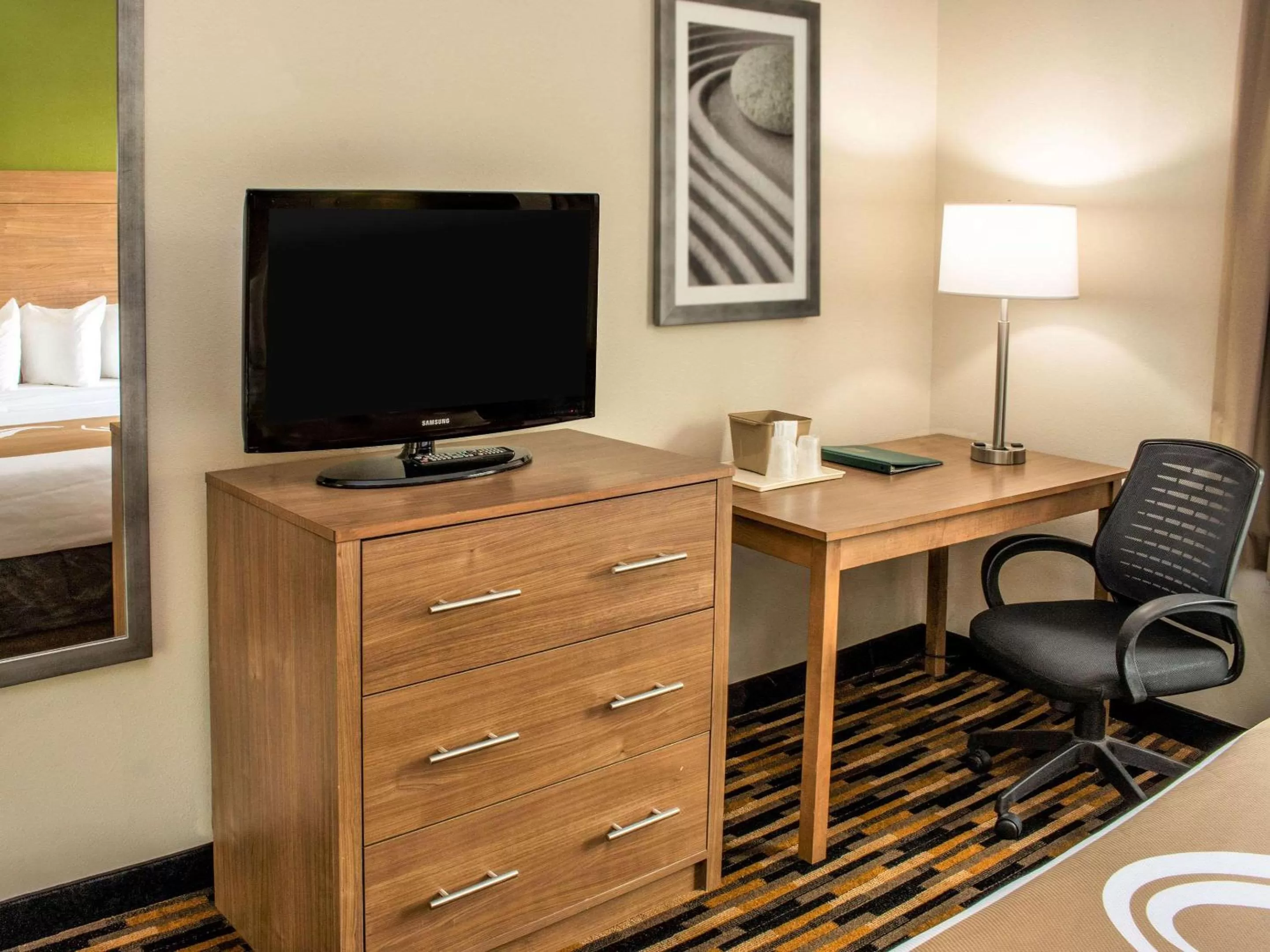 TV and multimedia, Bed in Quality Suites Lake Wright - Norfolk Airport