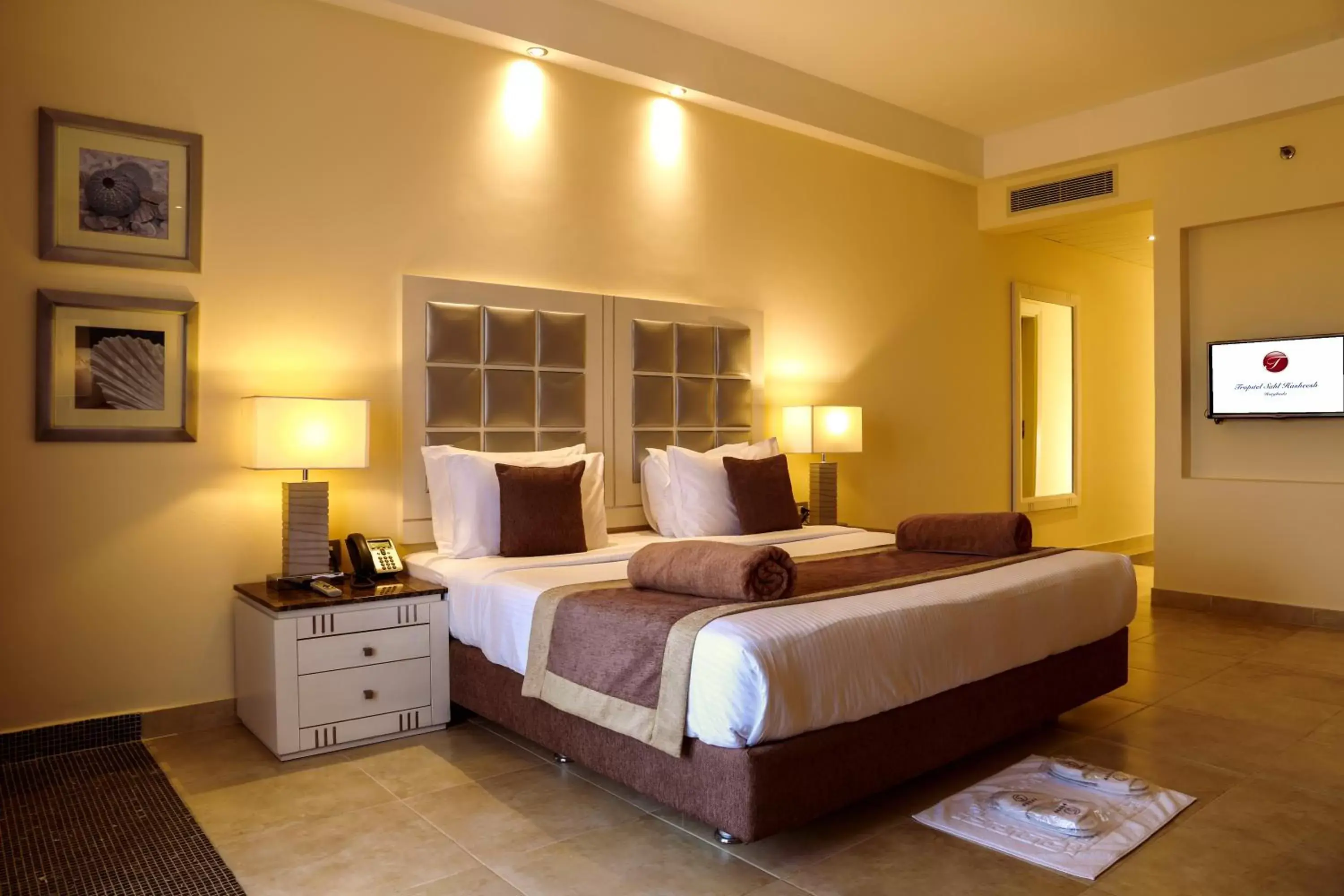 Bedroom, Bed in Tropitel Sahl Hasheesh