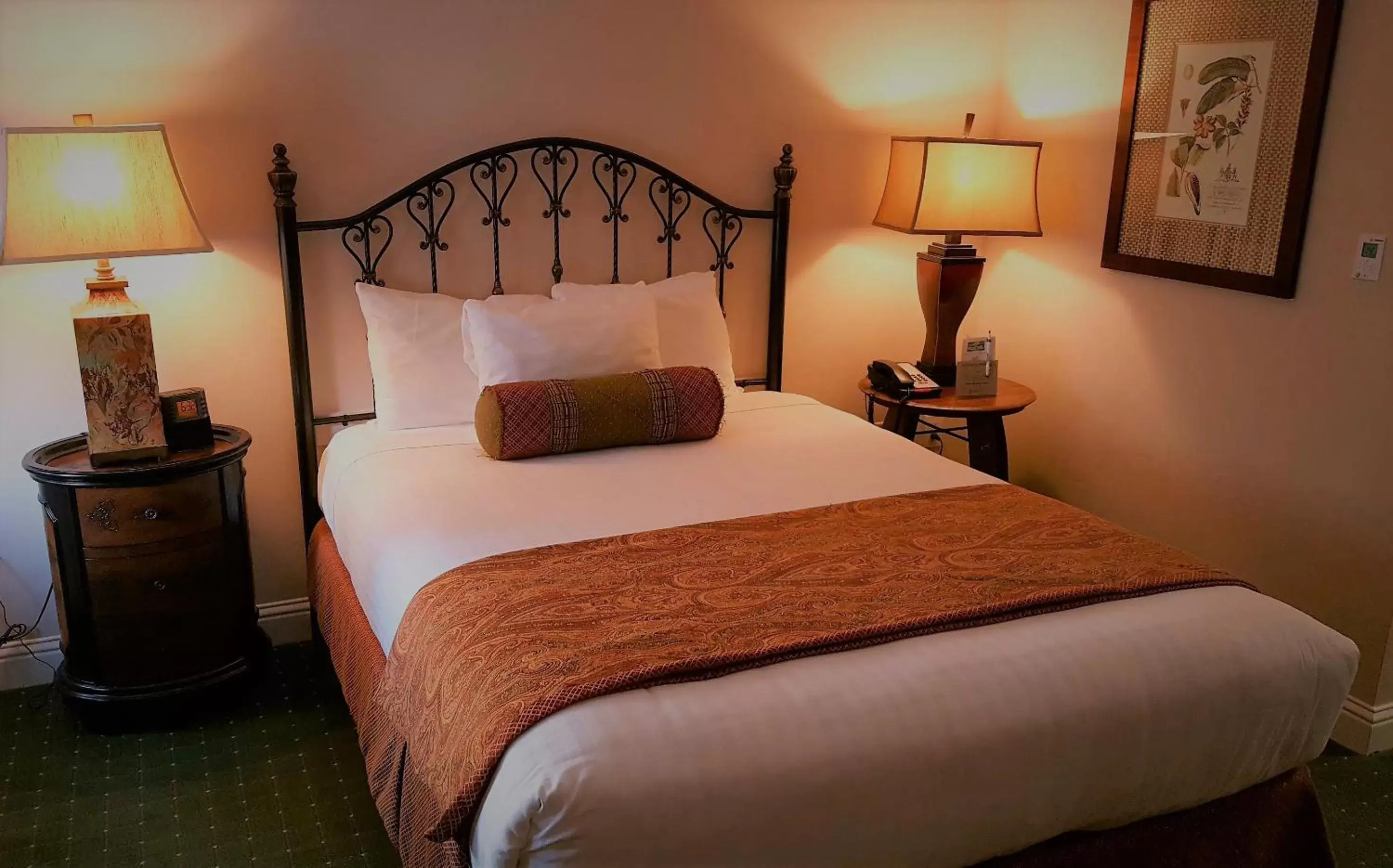 Spring, Bed in The Monterey Hotel Spring, Bed in The Monterey Hotel