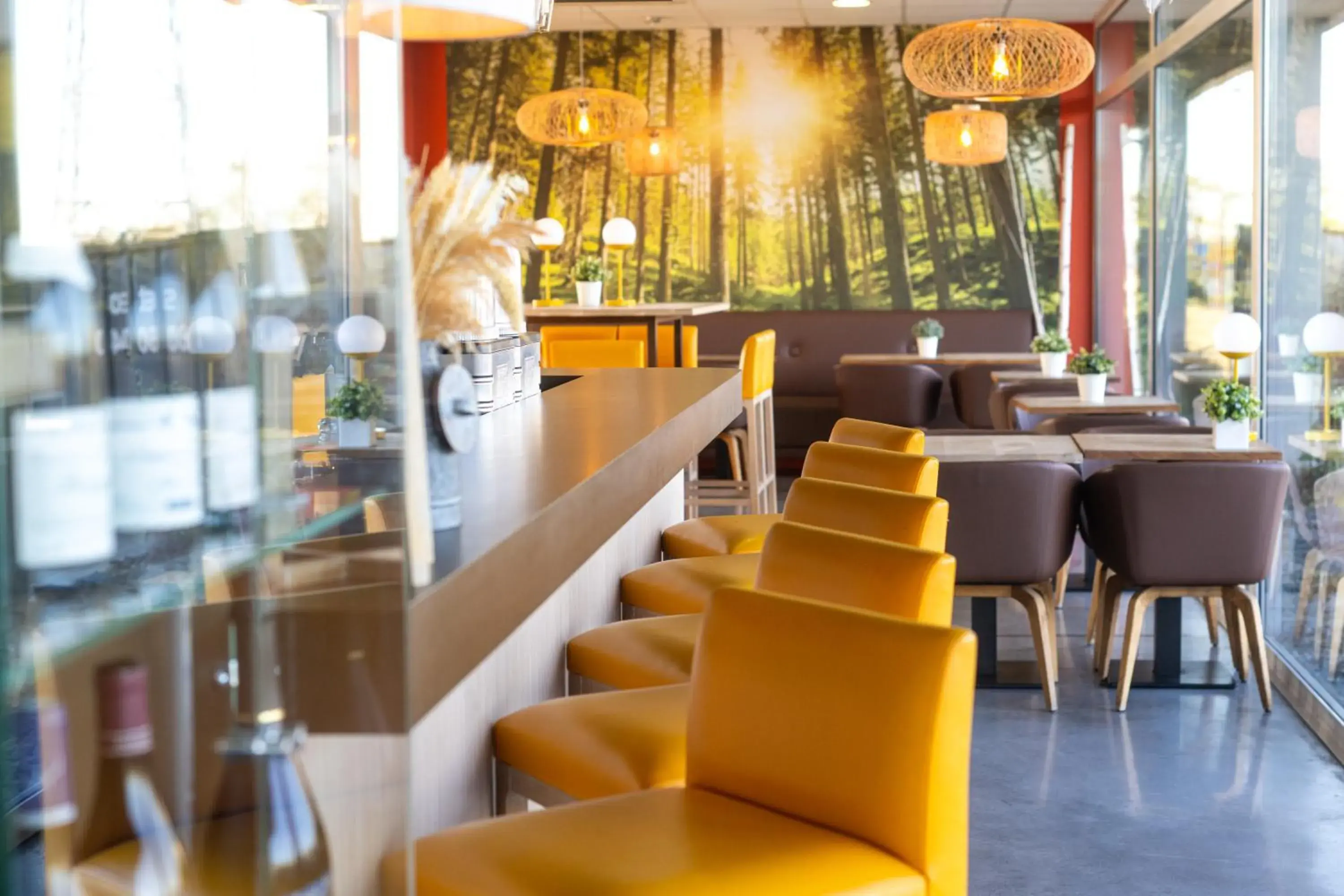 Seating area, Lounge/Bar in Kyriad Prestige Dijon Nord - Valmy