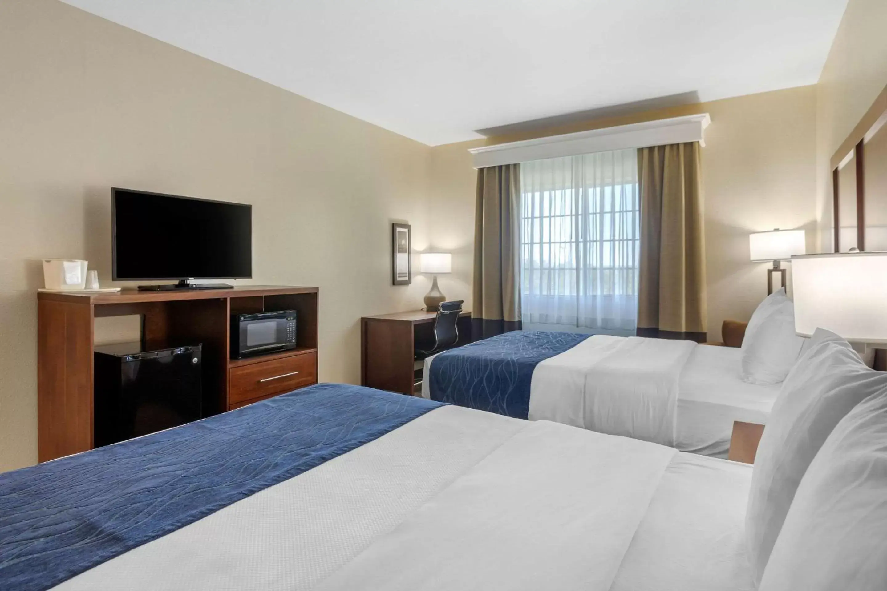 Photo of the whole room, Bed in Comfort Inn & Suites Glenpool