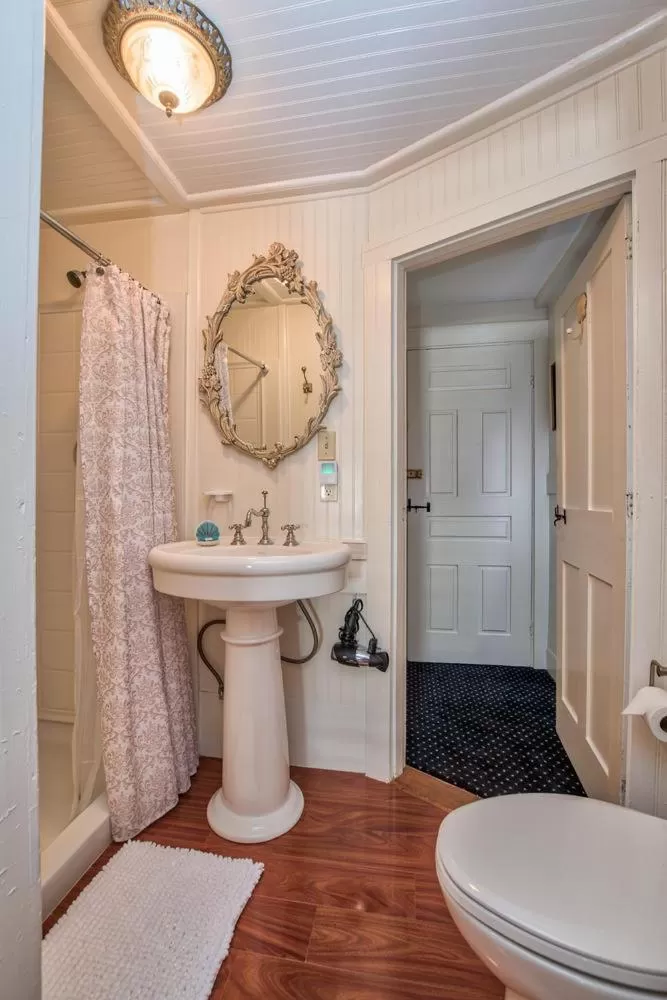 Shower, Bathroom in Holiday Guest House Bed & Breakfast