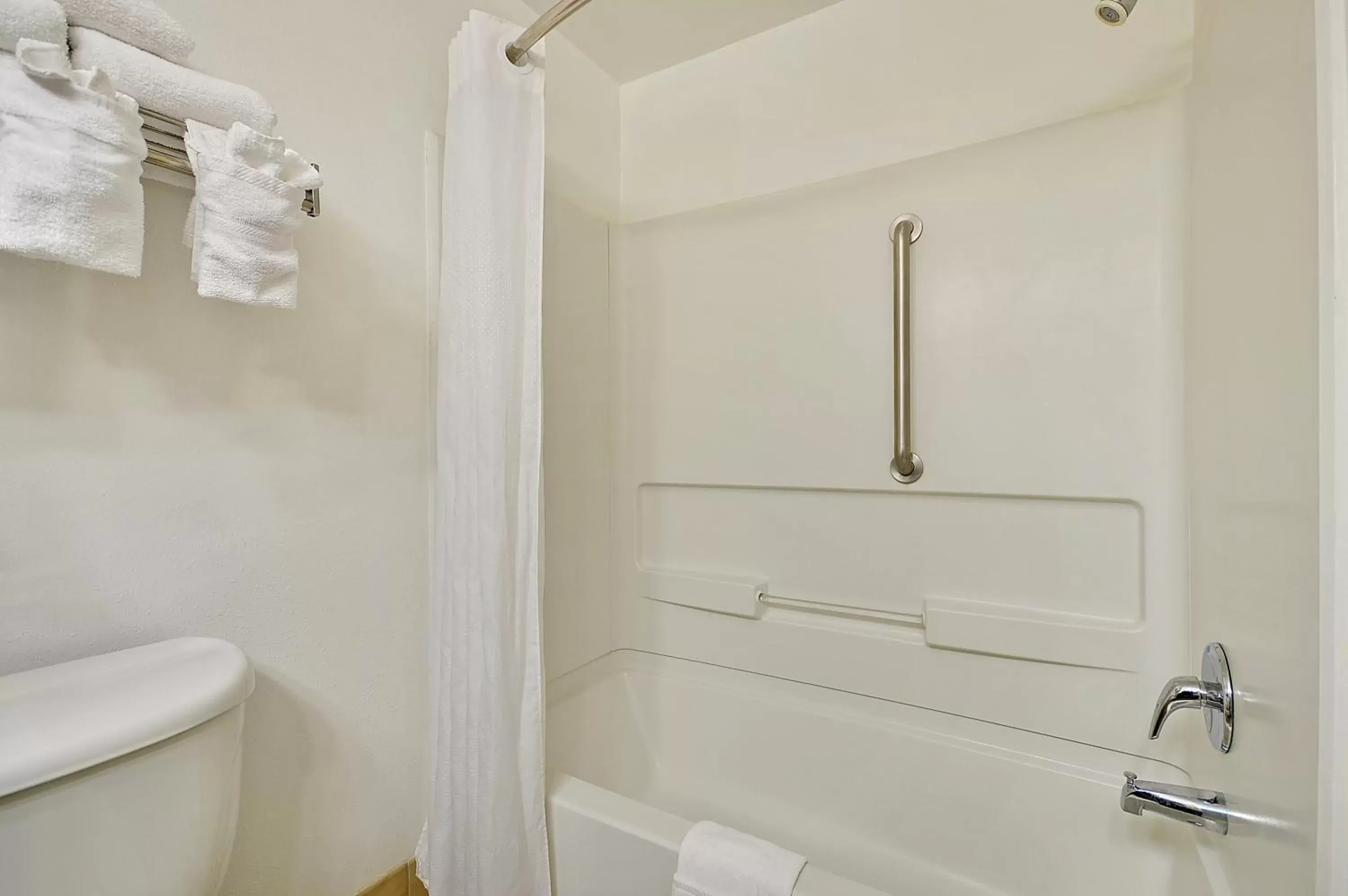Bathroom in Country Inn & Suites by Radisson, Charleston North, SC