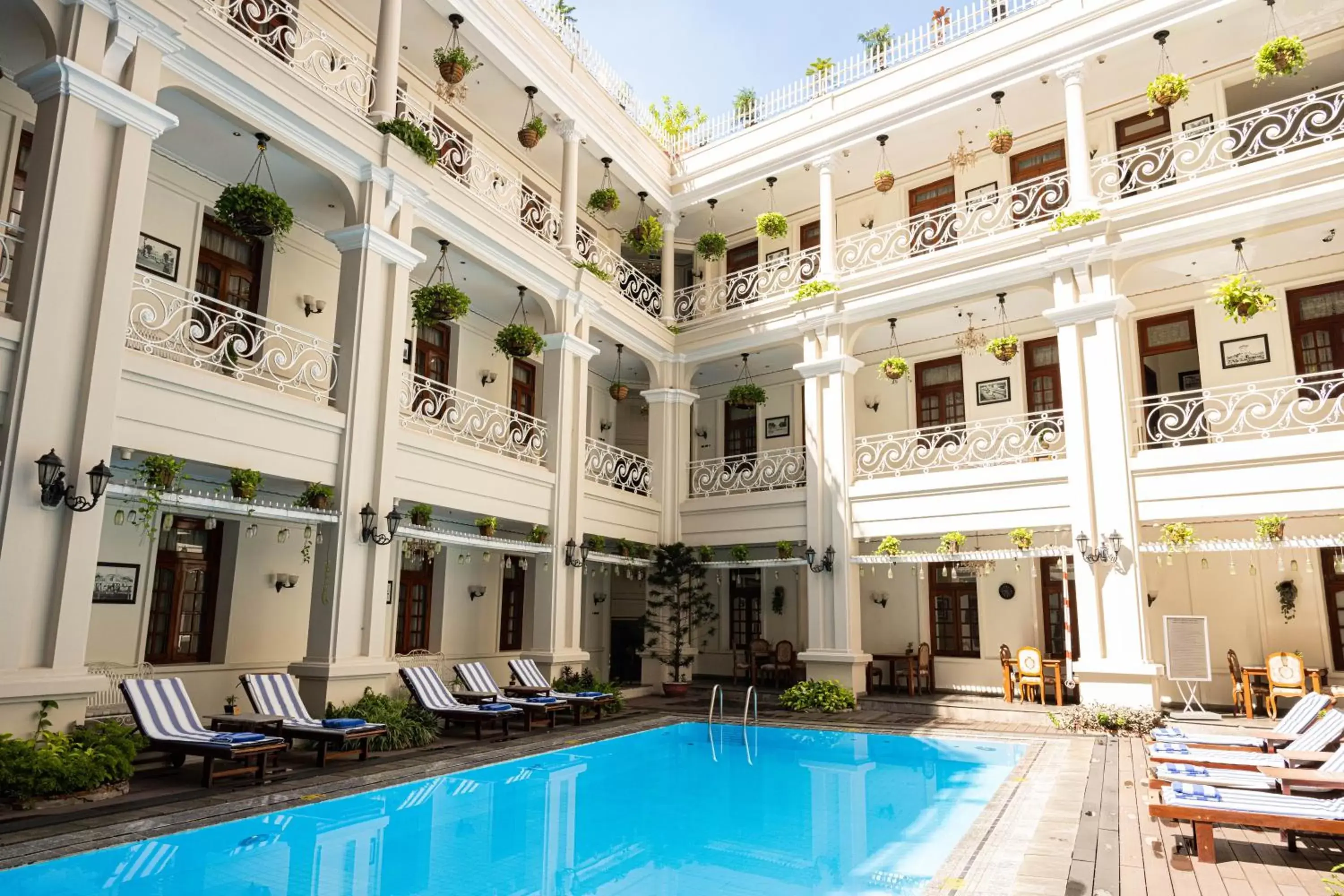 Swimming Pool in Hotel Grand Saigon