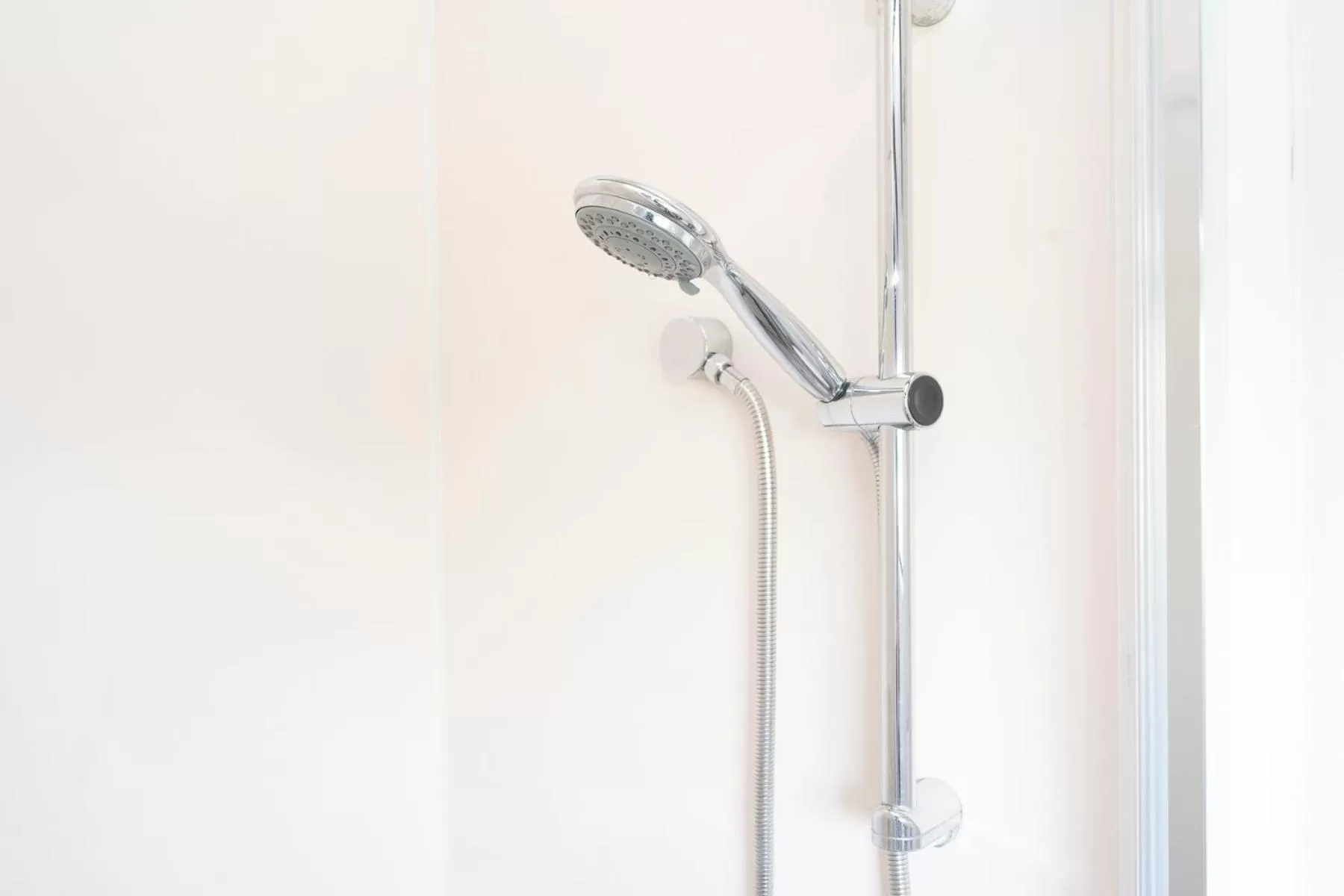 Bathroom in Tudor Park Motel Spacious with kitchens 1 minute walk to restaurant and shopping centre and Gisborne Hospital