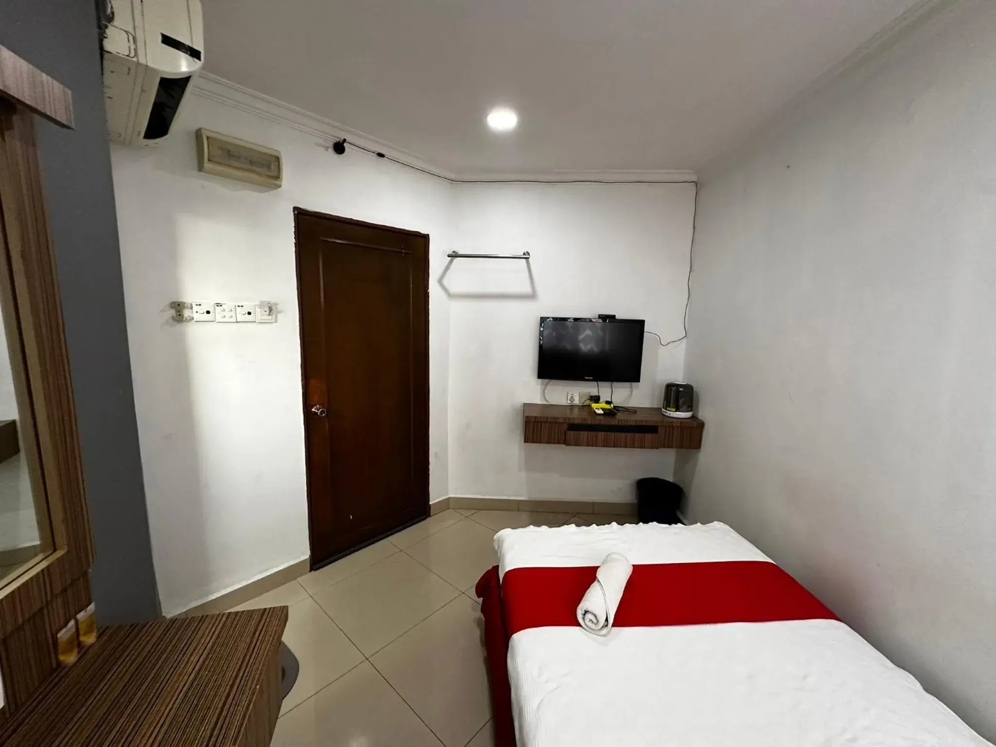 Bed, TV/Entertainment Center in Hotel Pritty