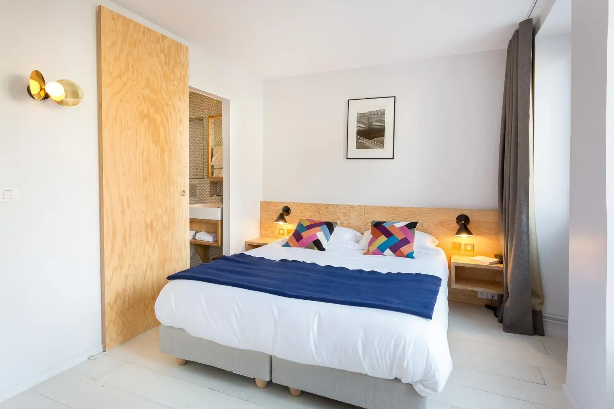 Photo of the whole room, Bed in Hôtel Montholon Photo of the whole room, Bed in Hôtel Montholon