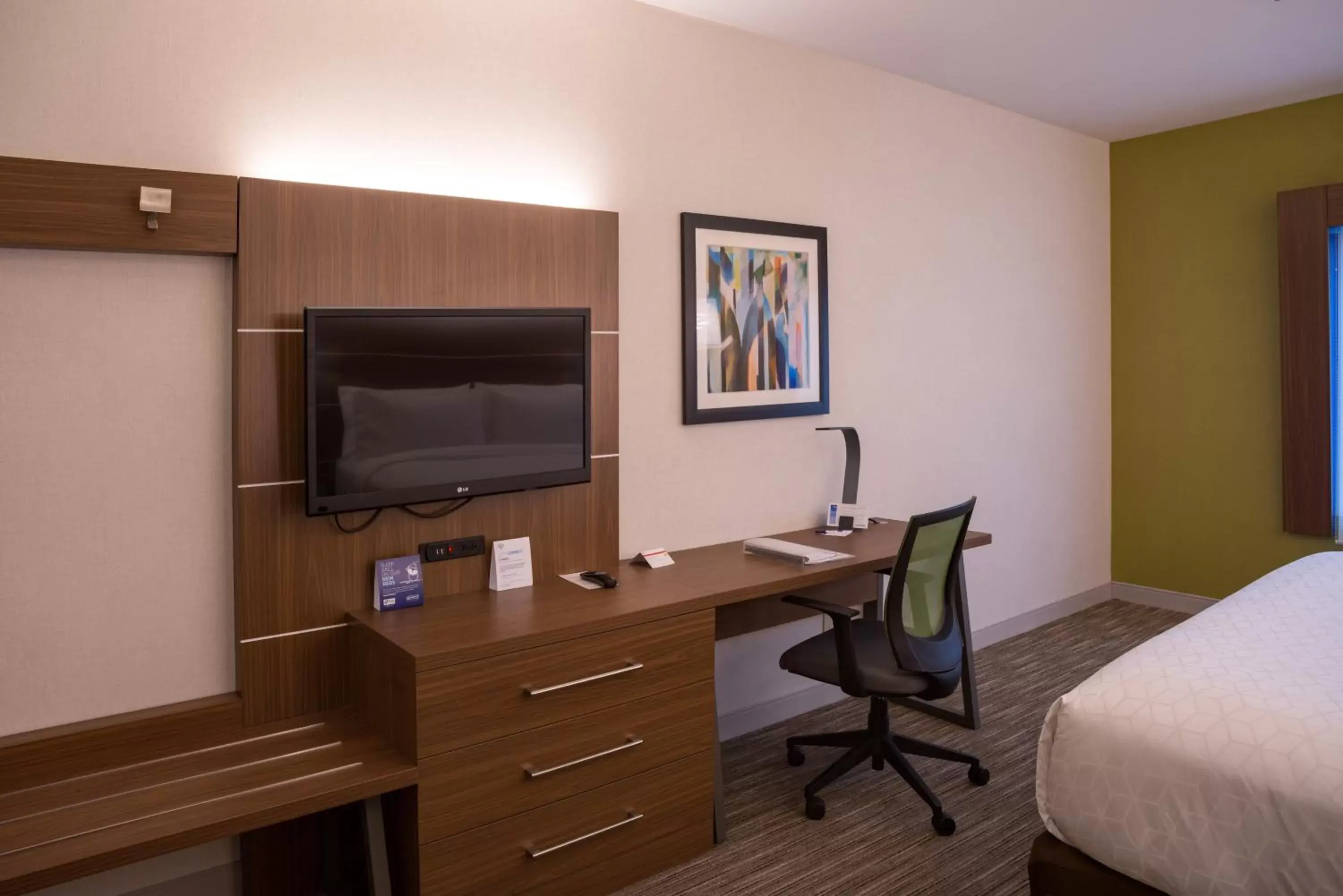 Photo of the whole room, TV/Entertainment Center in Holiday Inn Express Branford-New Haven, an IHG Hotel