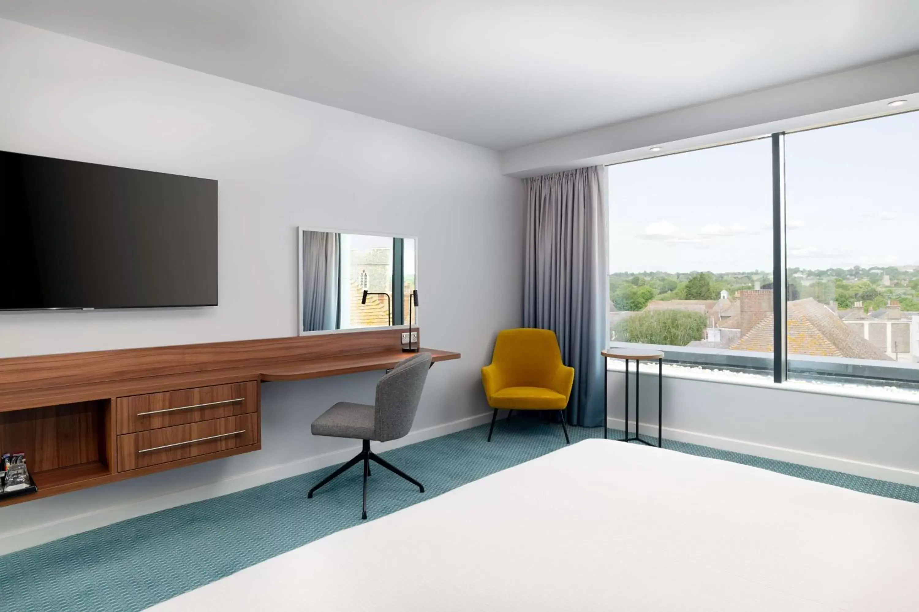 Bedroom, TV/Entertainment Center in Hampton by Hilton Canterbury