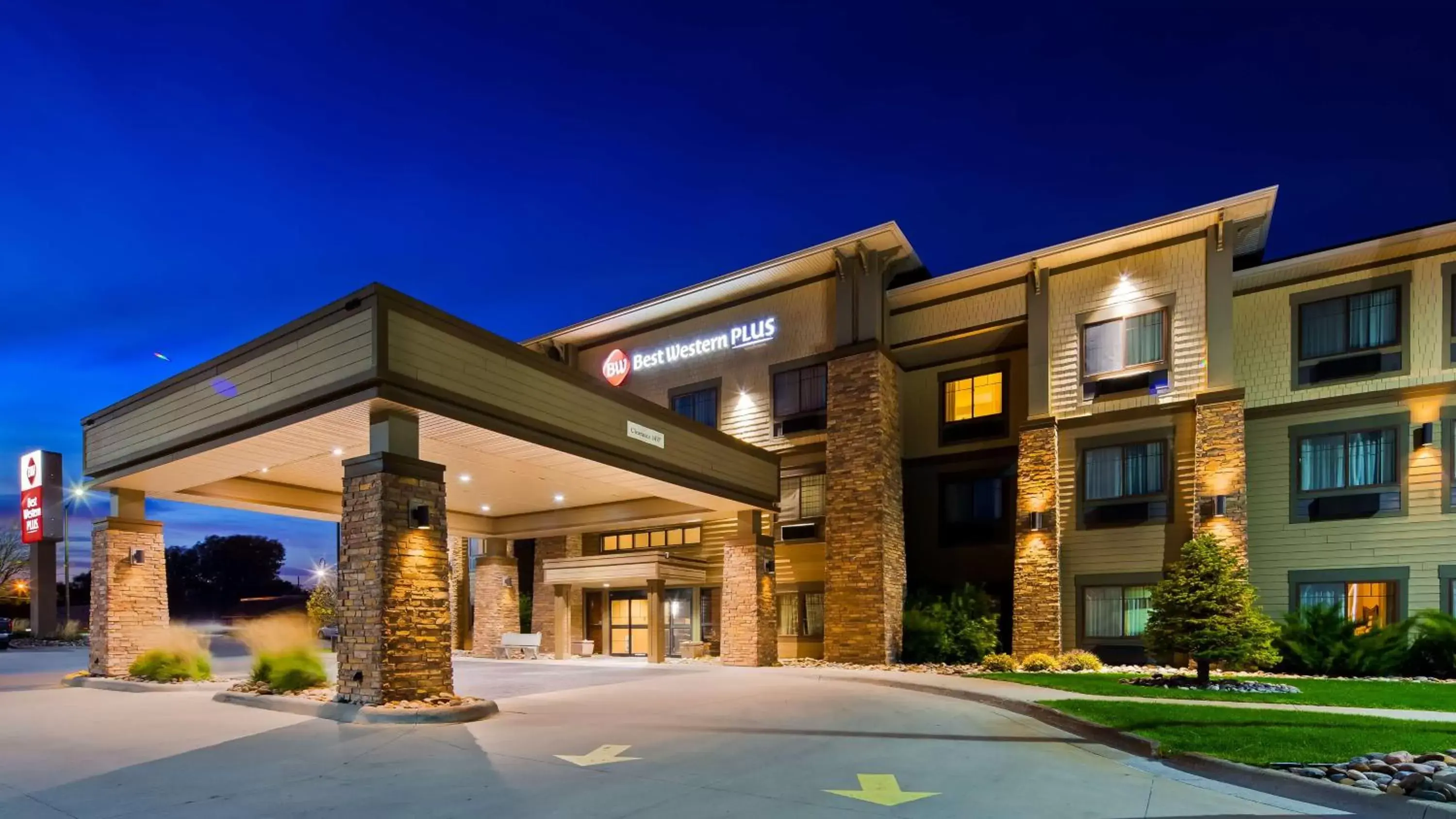 Property building in Best Western Plus Grand Island Inn and Suites