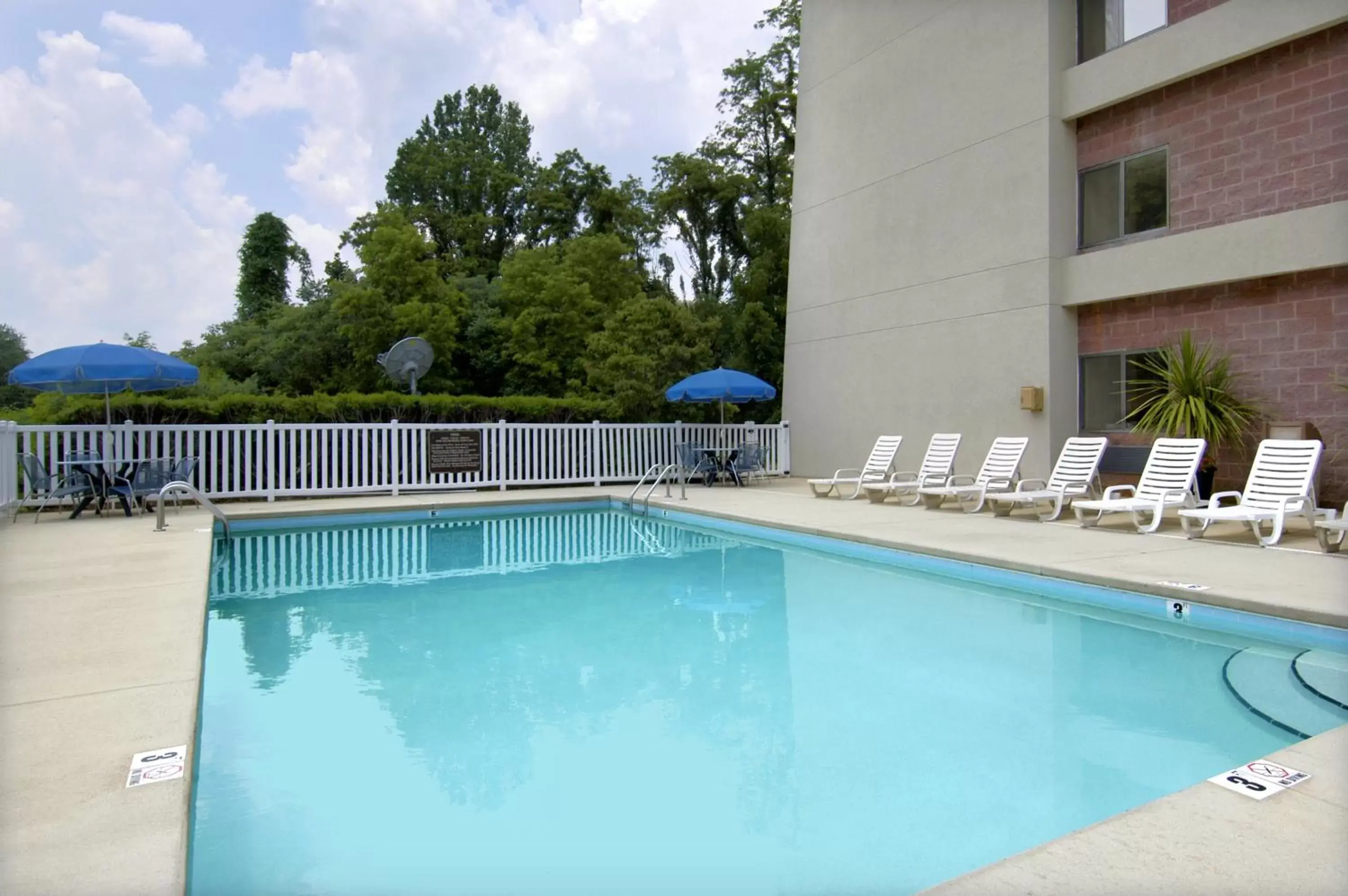 Patio, Swimming Pool in Bay Mountain Inn Cherokee Smoky Mountains