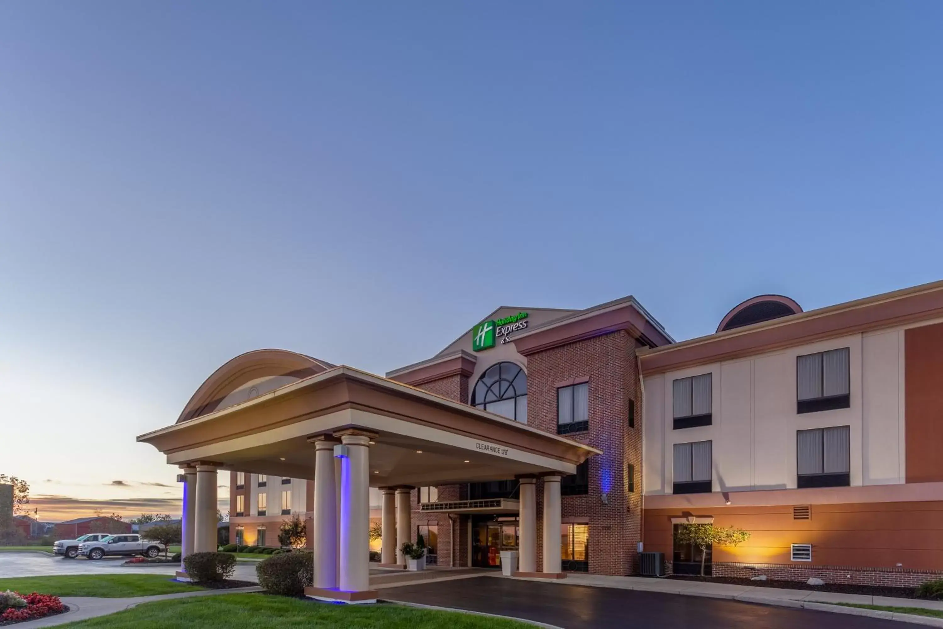 Property Building in Holiday Inn Express Hotel & Suites Bowling Green, an IHG Hotel