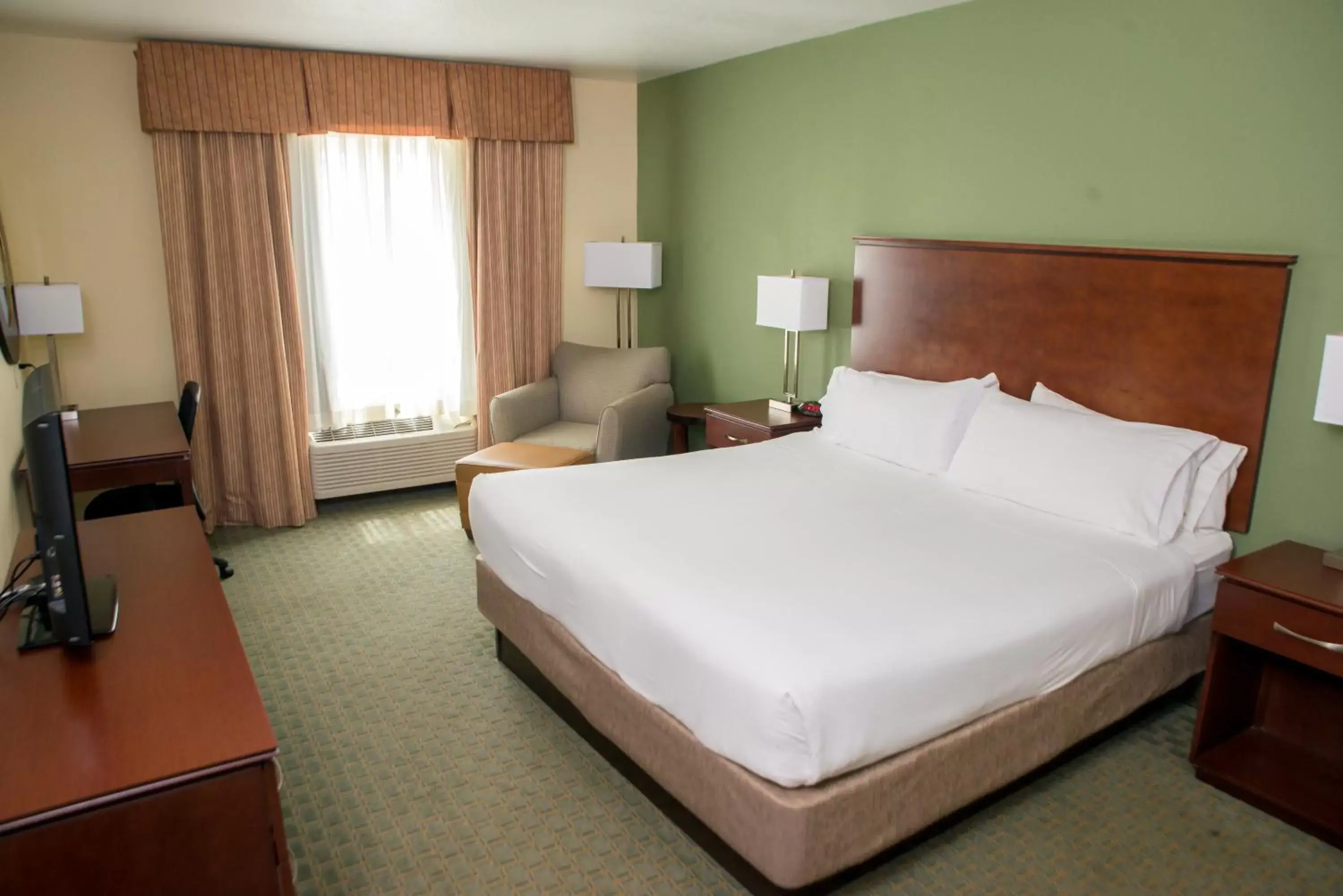 Photo of the whole room, Bed in Holiday Inn Express Hotel & Suites Cocoa, an IHG Hotel