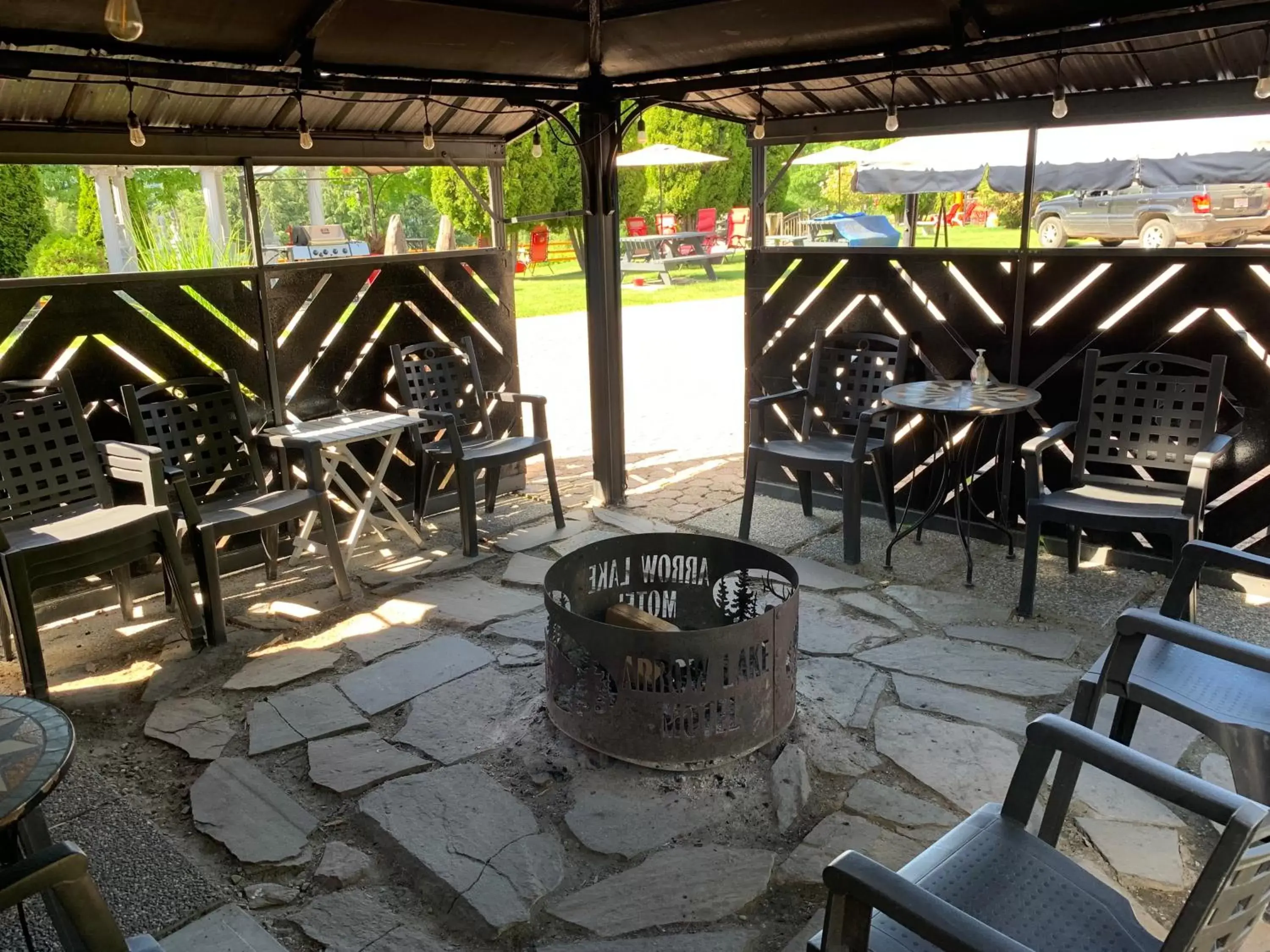 Patio, BBQ Facilities in Arrow Lake Motel