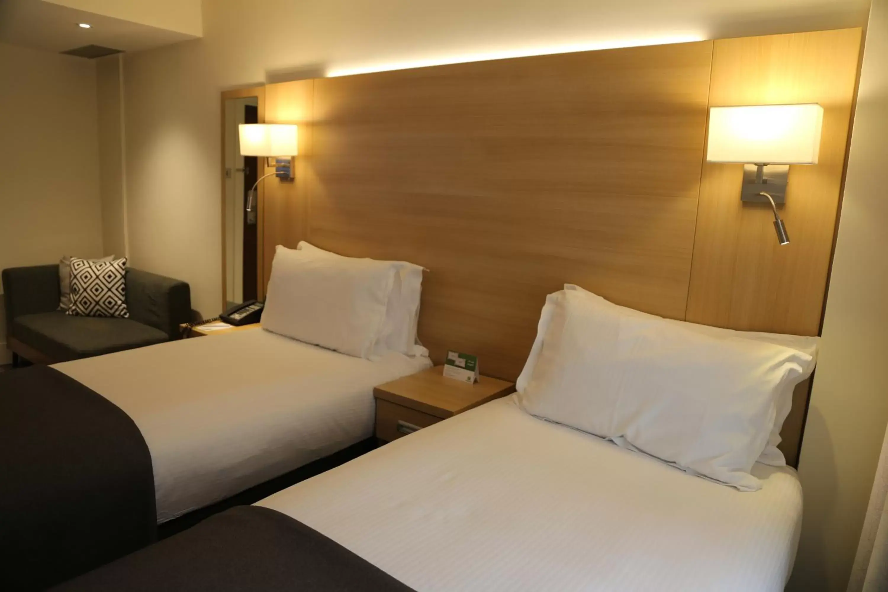 Photo of the whole room, Bed in Holiday Inn London Kensington High St., an IHG Hotel
