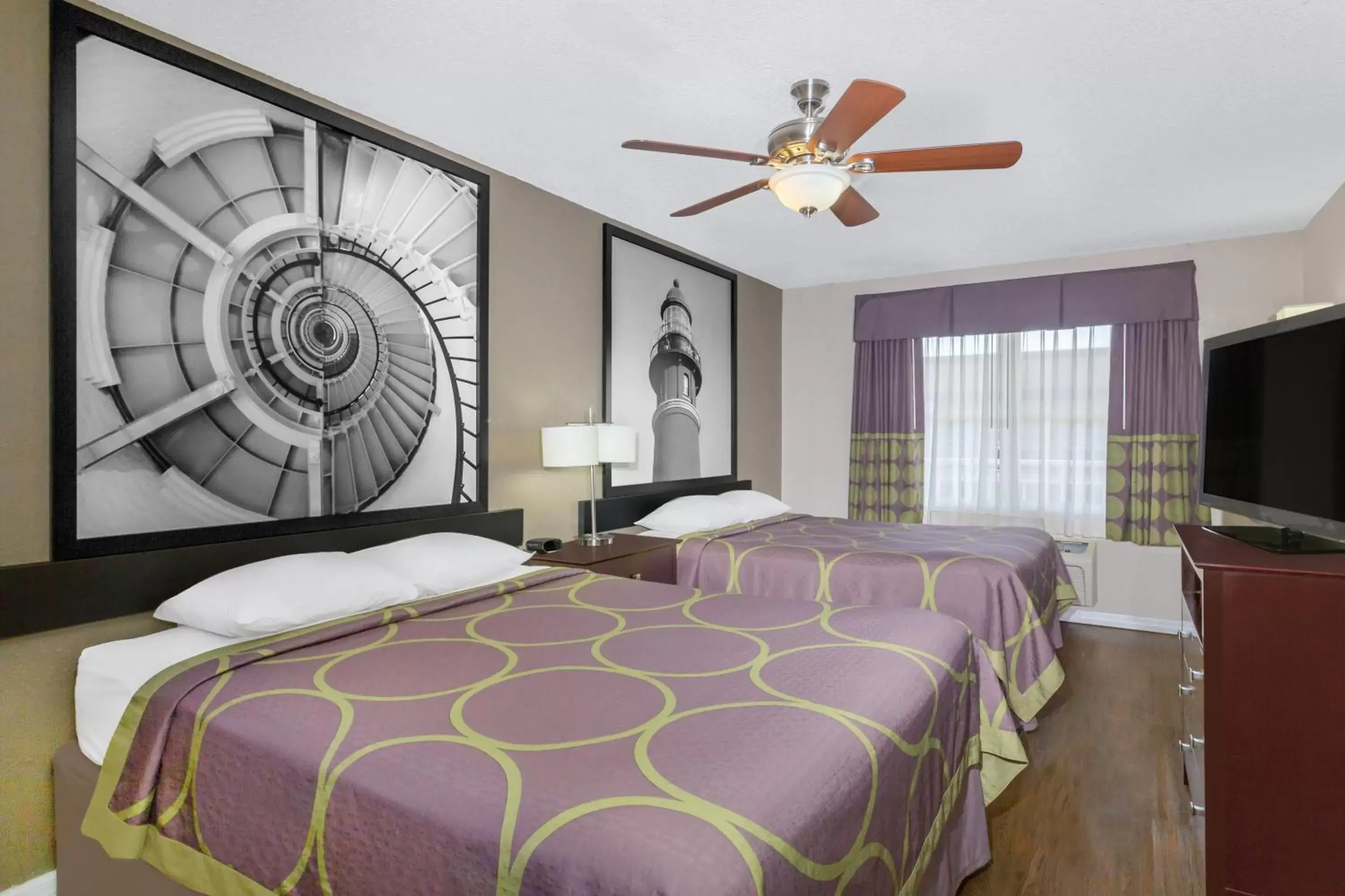 Bedroom, Bed in Super 8 by Wyndham Ellenton Bradenton Area
