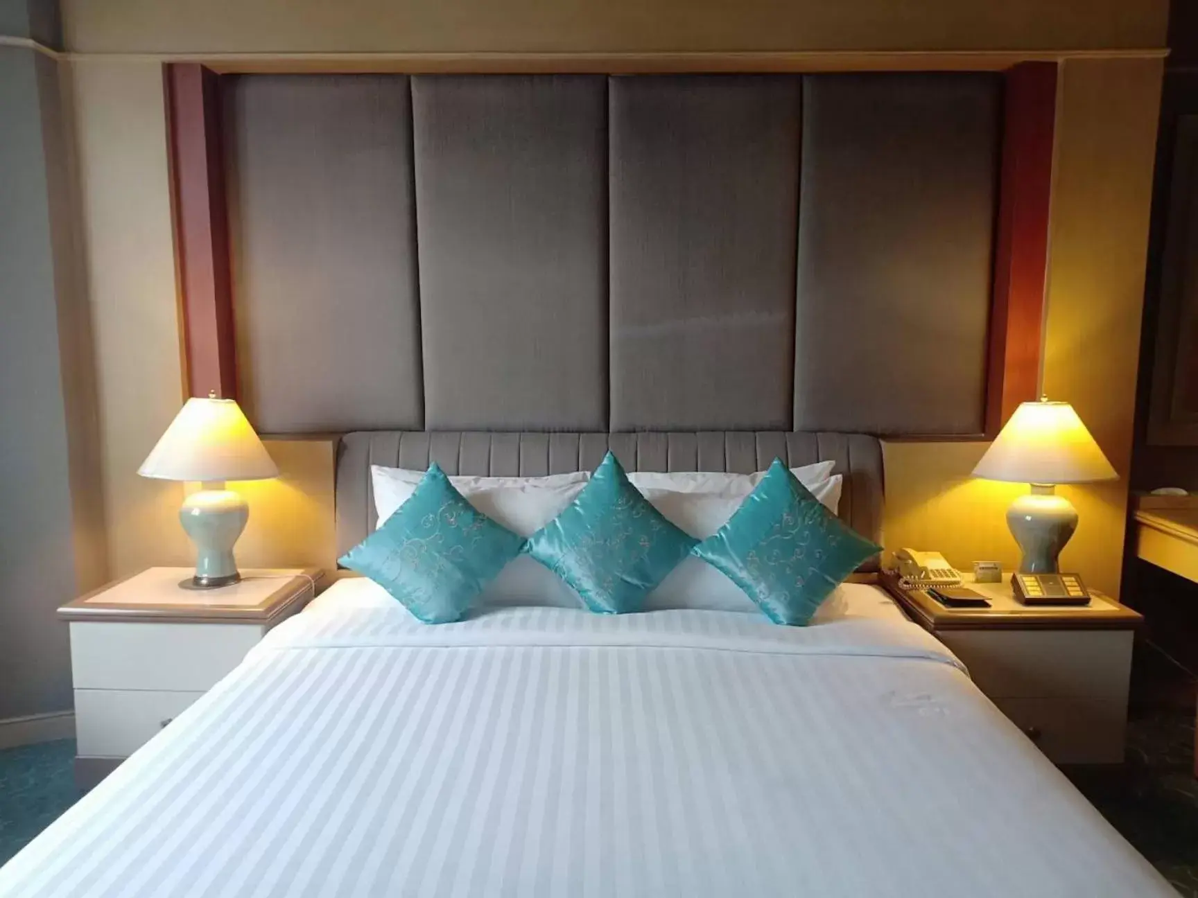 Bedroom, Bed in The Maruay Garden Hotel
