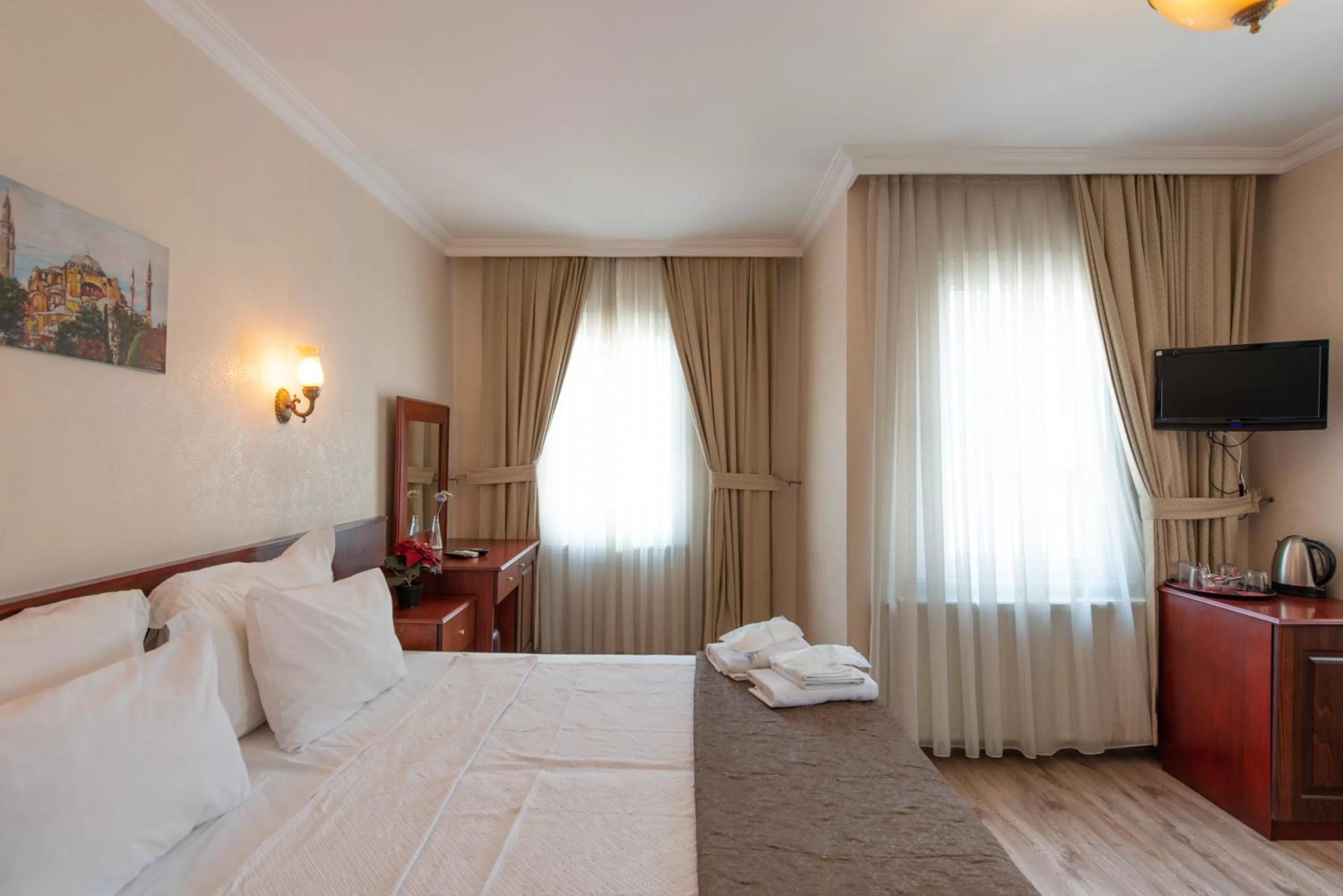 Photo of the whole room, Bed in Sultanahmet Cesme Hotel