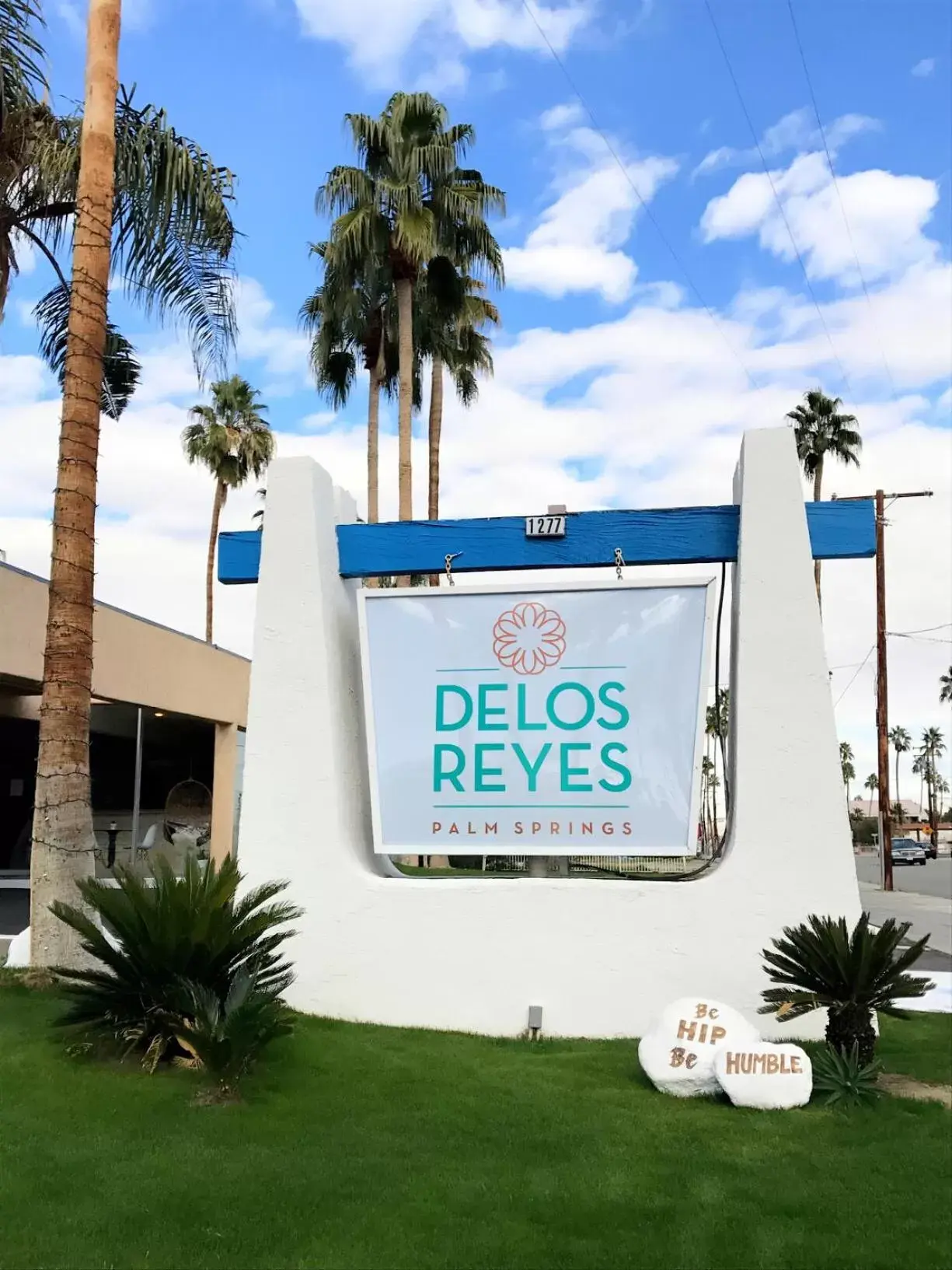 Facade/entrance in Delos Reyes Palm Springs