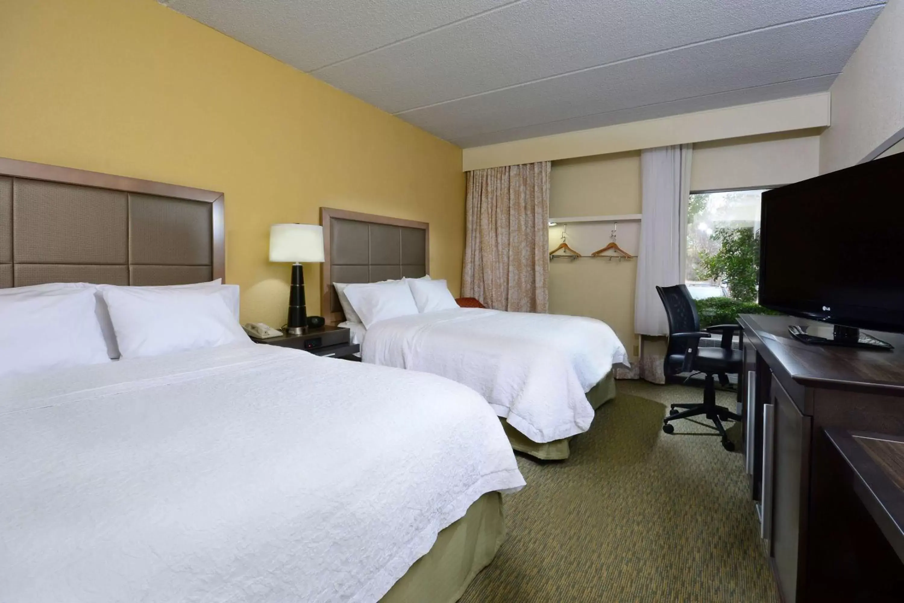 Bathroom, Bed in Hampton Inn Raleigh/Town of Wake Forest