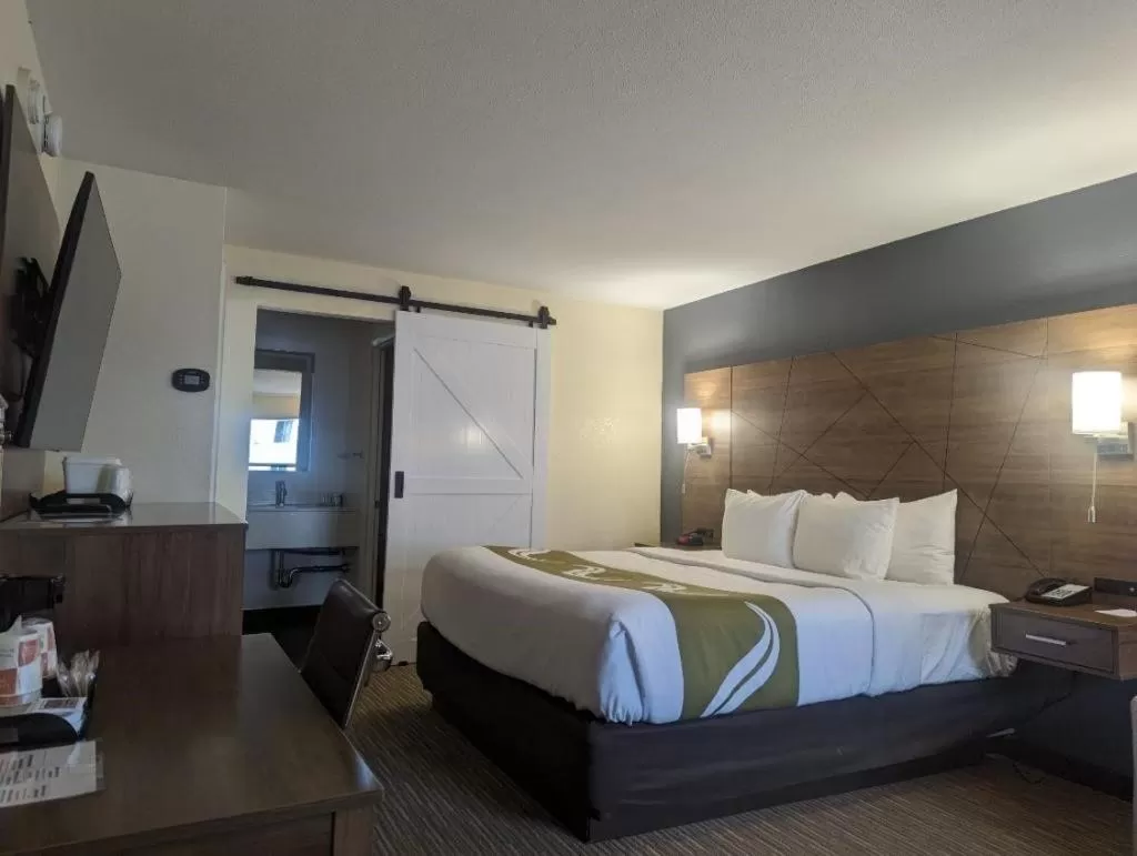 Bed in Quality Inn & Suites Northampton - Amherst