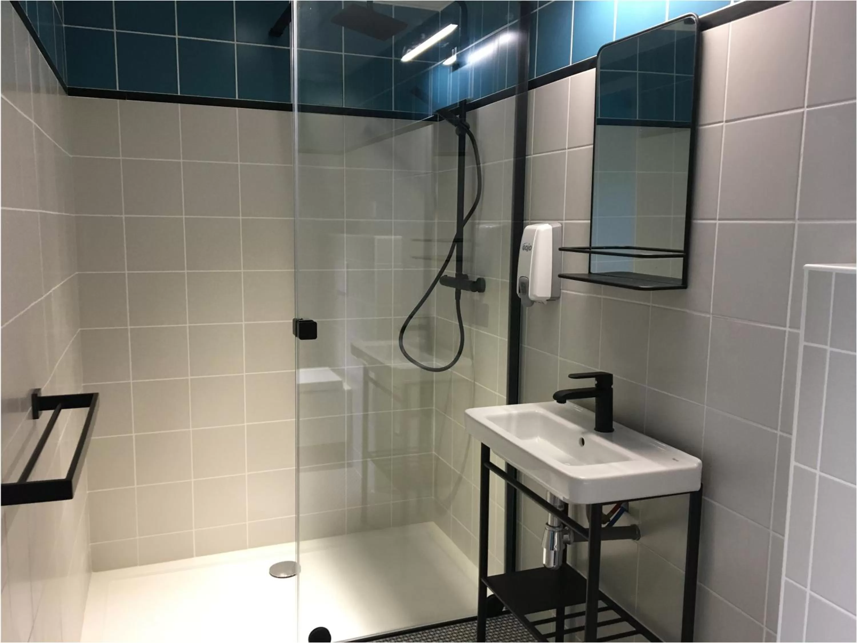 Shower in Hotel Cantosorgue