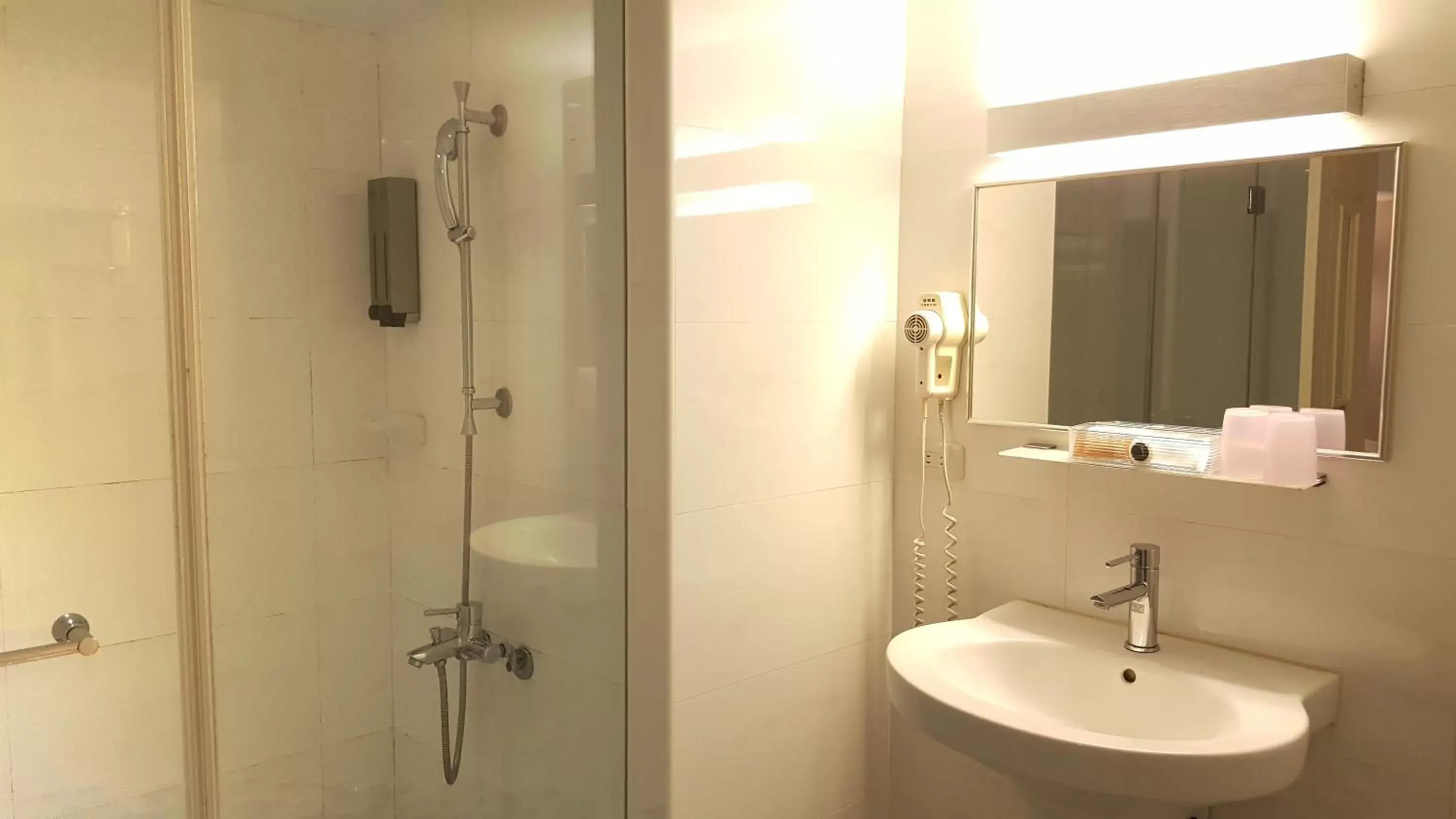 Shower, Bathroom in The Riverside Hotel Esthetics