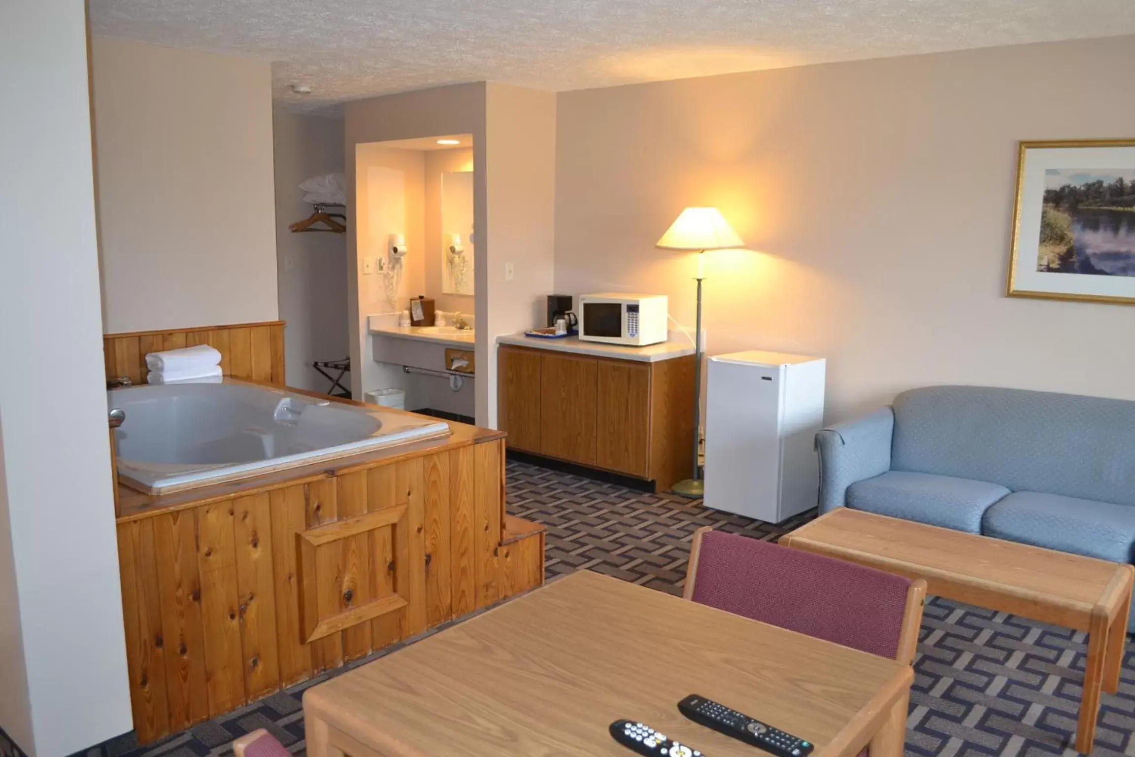 Photo of the whole room, Kitchen/Kitchenette in Sky Lodge Inn & Suites - Delavan