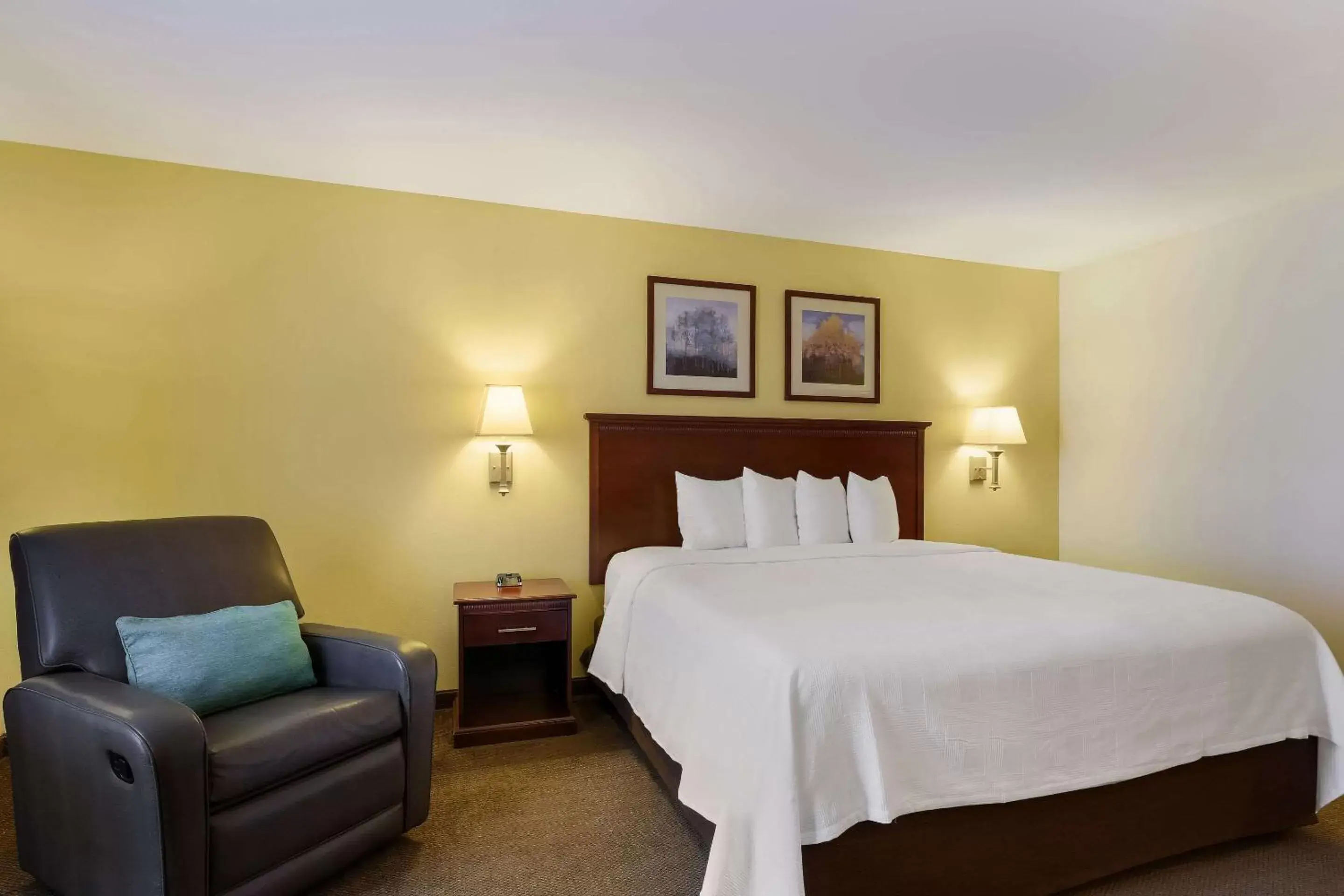 Bedroom, Bed in MainStay Suites Fitchburg - Madison