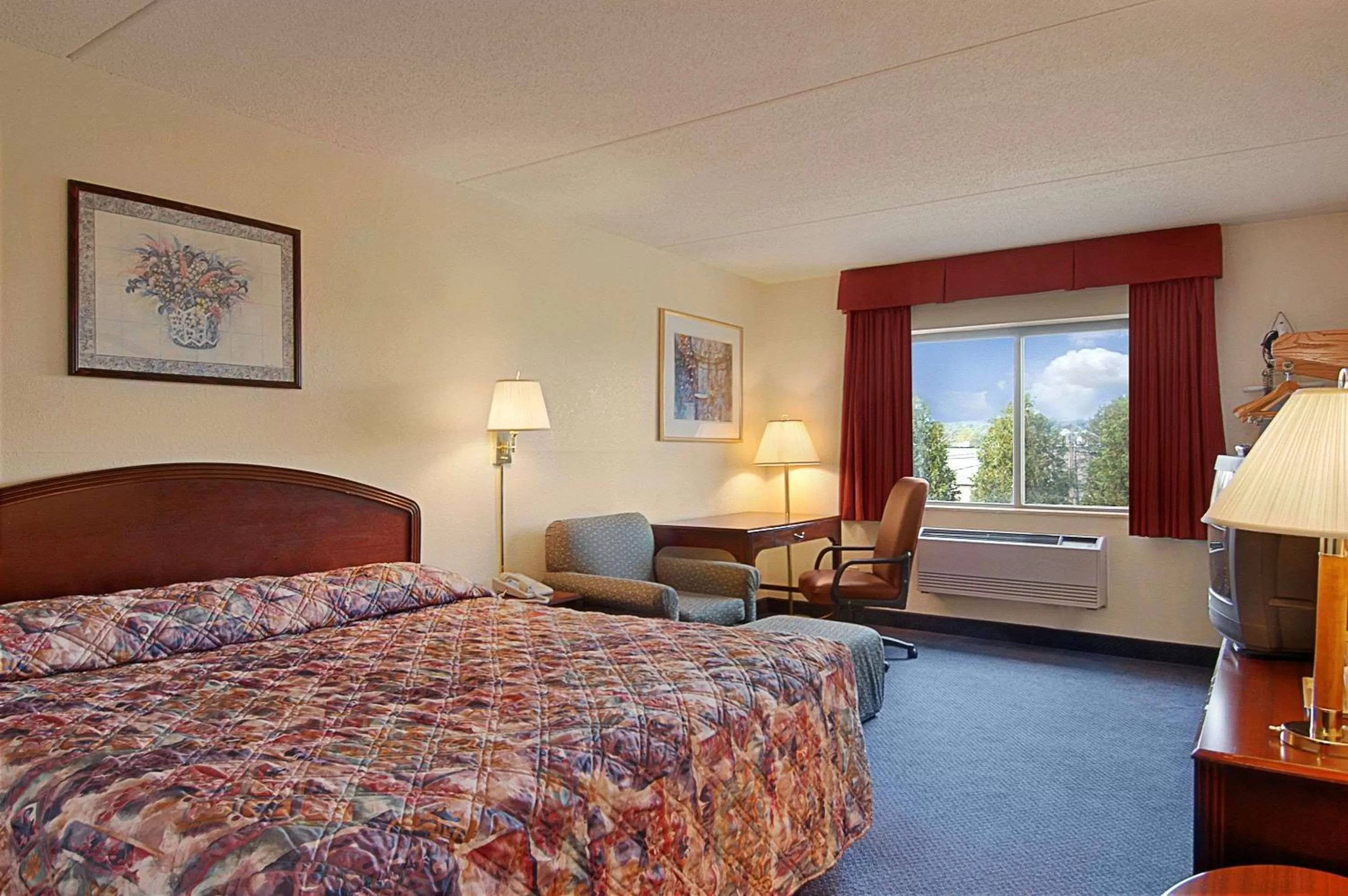 Photo of the whole room, Bed in Super 8 by Wyndham Manchester Airport