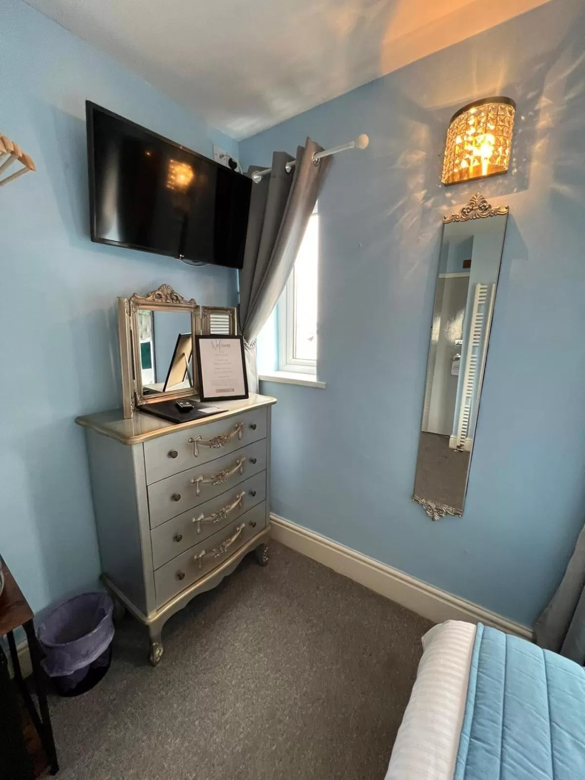 hair dresser, Bed in McGraths Hotel & Public Bar