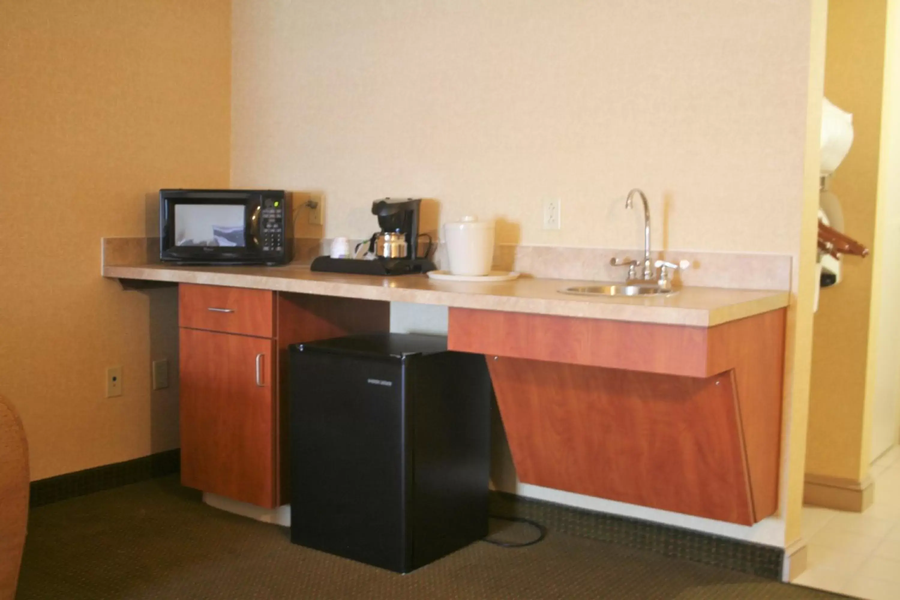Photo of the whole room, Kitchen/Kitchenette in Holiday Inn Express Hotel & Suites Drums-Hazelton, an IHG Hotel