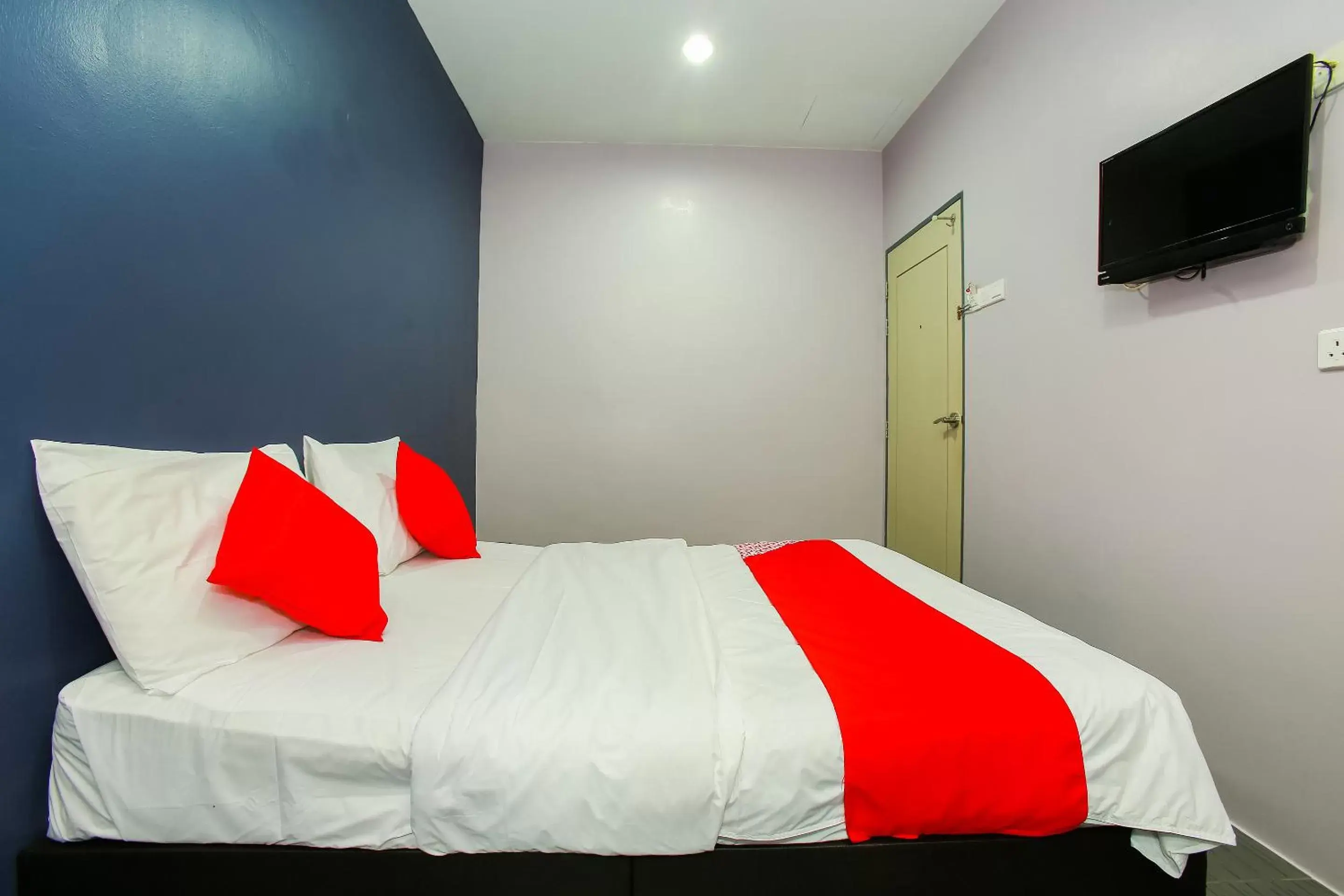 Bedroom, Bed in OYO 89332 De Hotel
