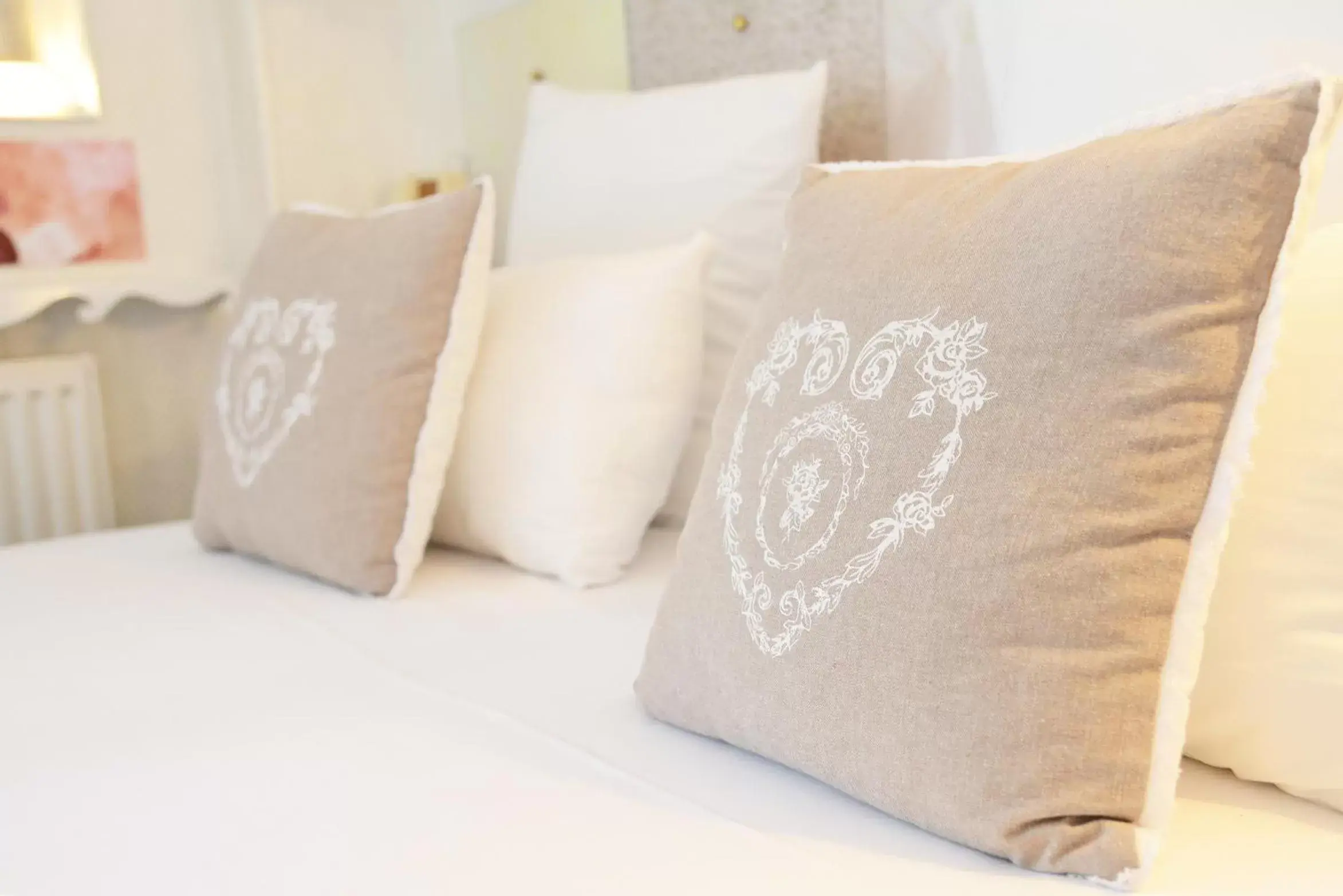 Shower, Bed in Hôtel Malar Shower, Bed in Hôtel Malar